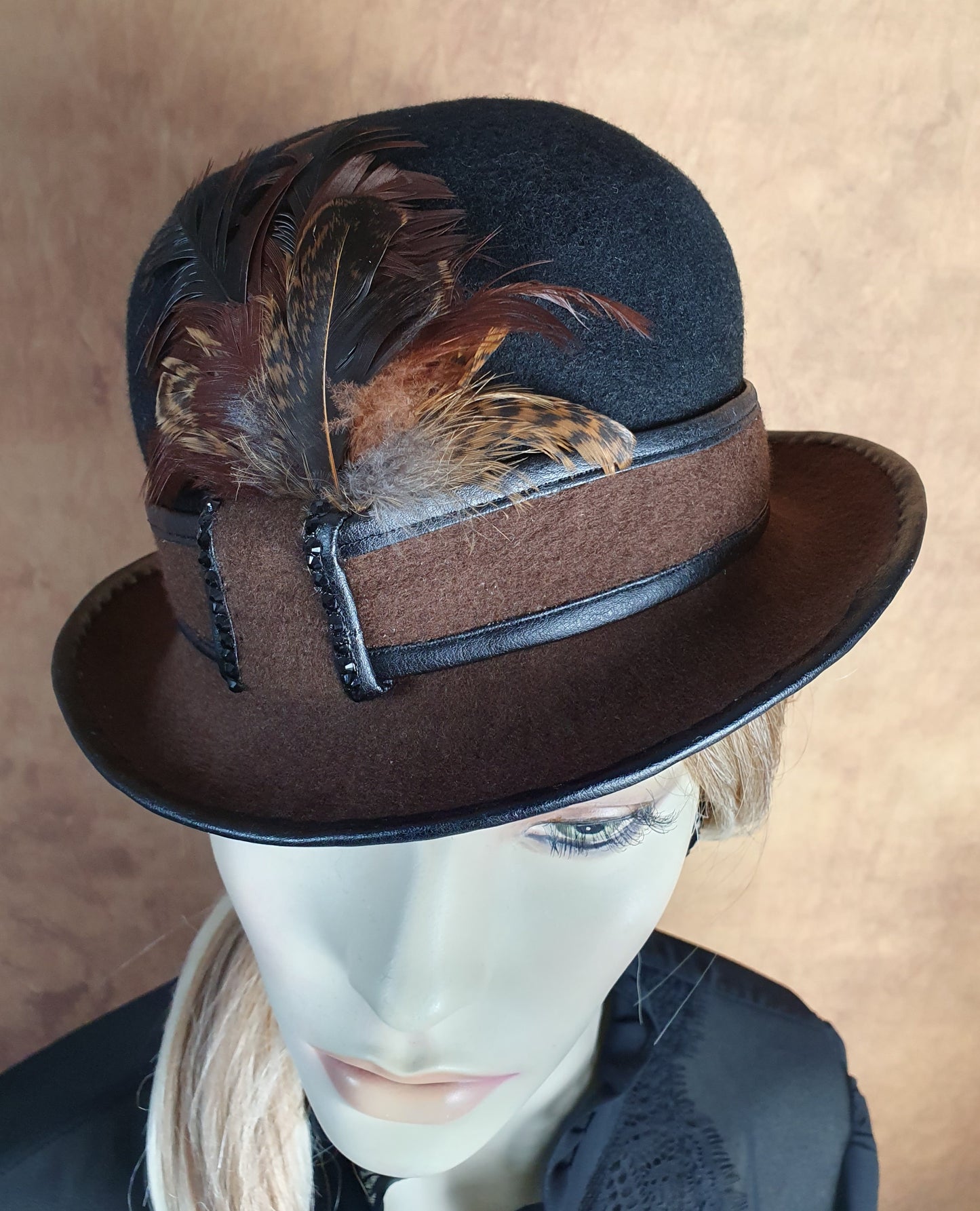 Handgemaakte zwart met bruin vilten bolhoed met haanveren, dames bolhoed, vintage bolhoed, derbyhoed, hoge hoed voor speciale evenementen