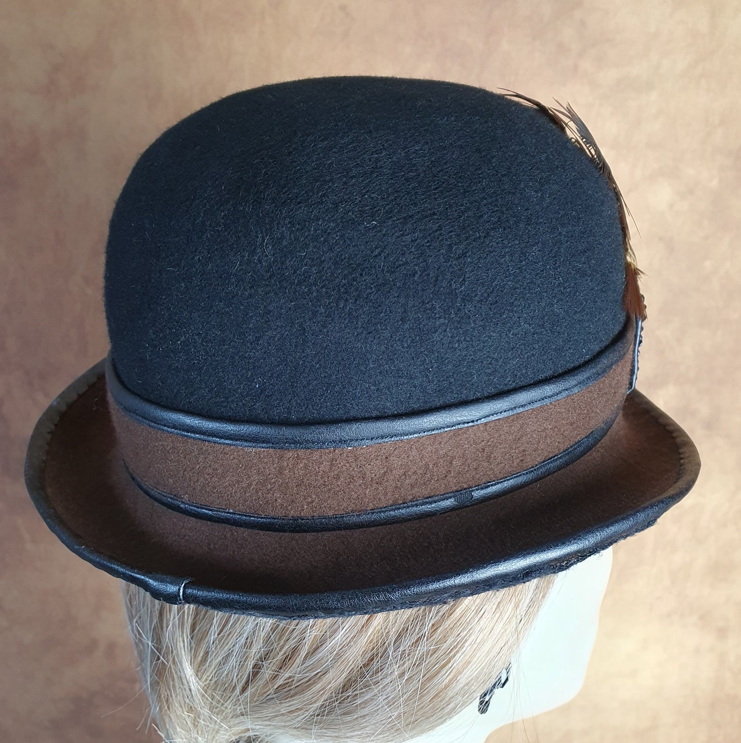 Bombín de fieltro negro y marrón hecho a mano con plumas de gallo, bombín de señora, bombín vintage, sombrero derby, sombrero de copa para eventos especiales