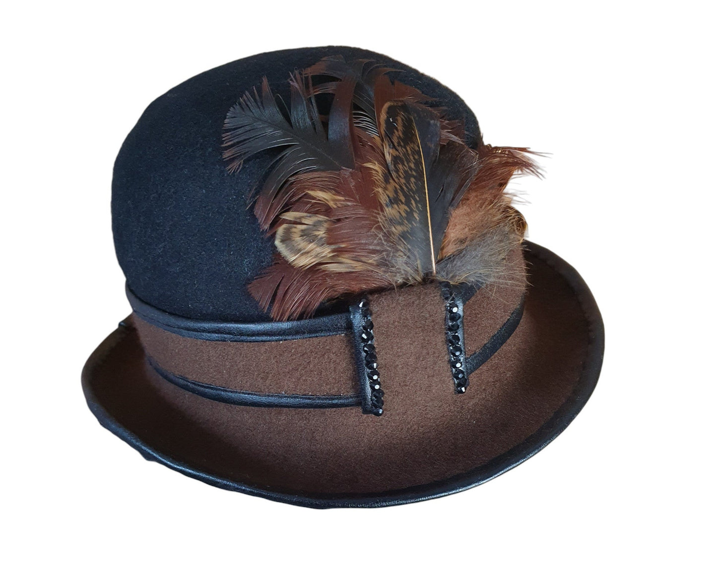 Bombín de fieltro negro y marrón hecho a mano con plumas de gallo, bombín de señora, bombín vintage, sombrero derby, sombrero de copa para eventos especiales
