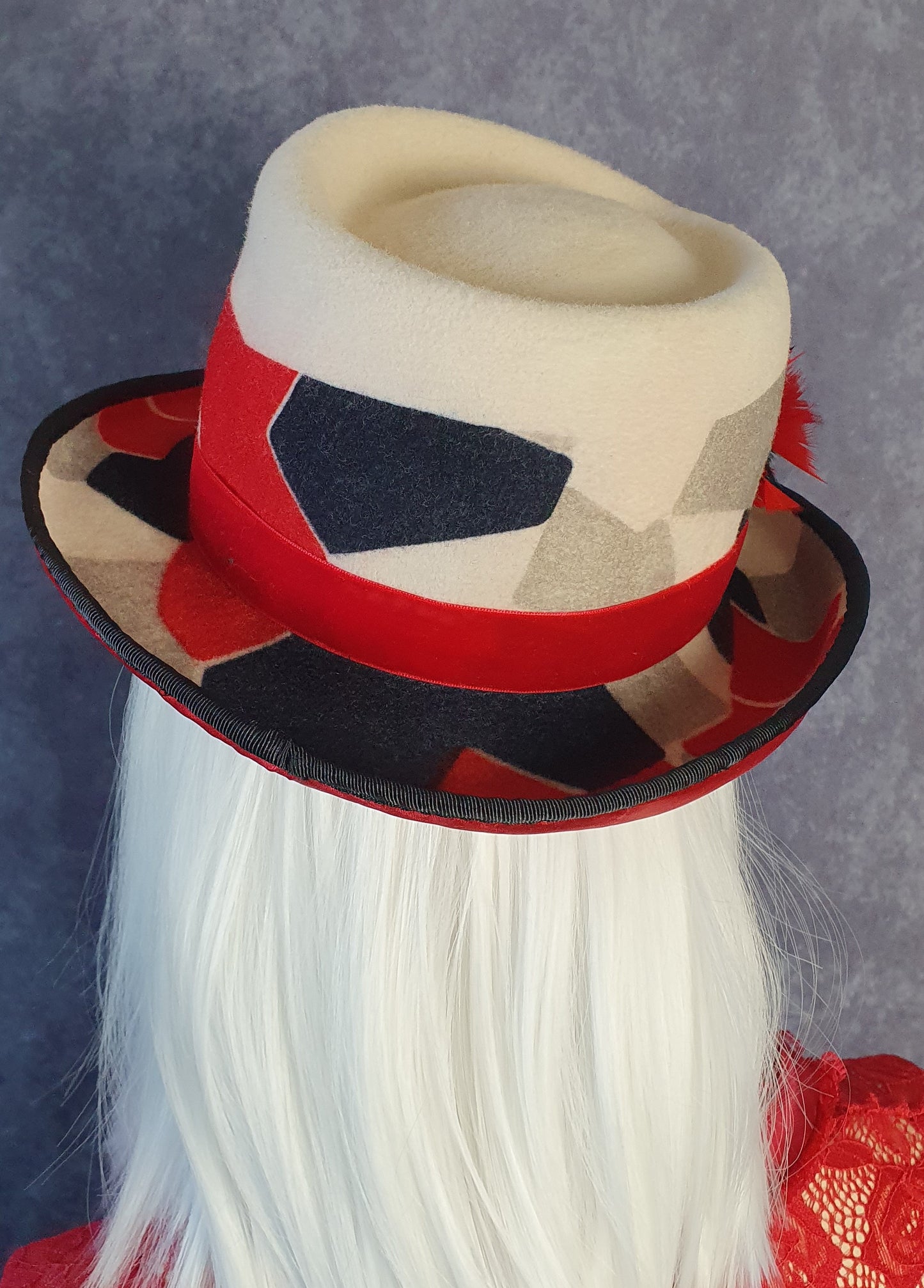 Sombrero de fieltro hecho a mano con sombrero de mosaico de cuatro colores de plumas de pavo, tocado femenino - perfecto para ocasiones especiales