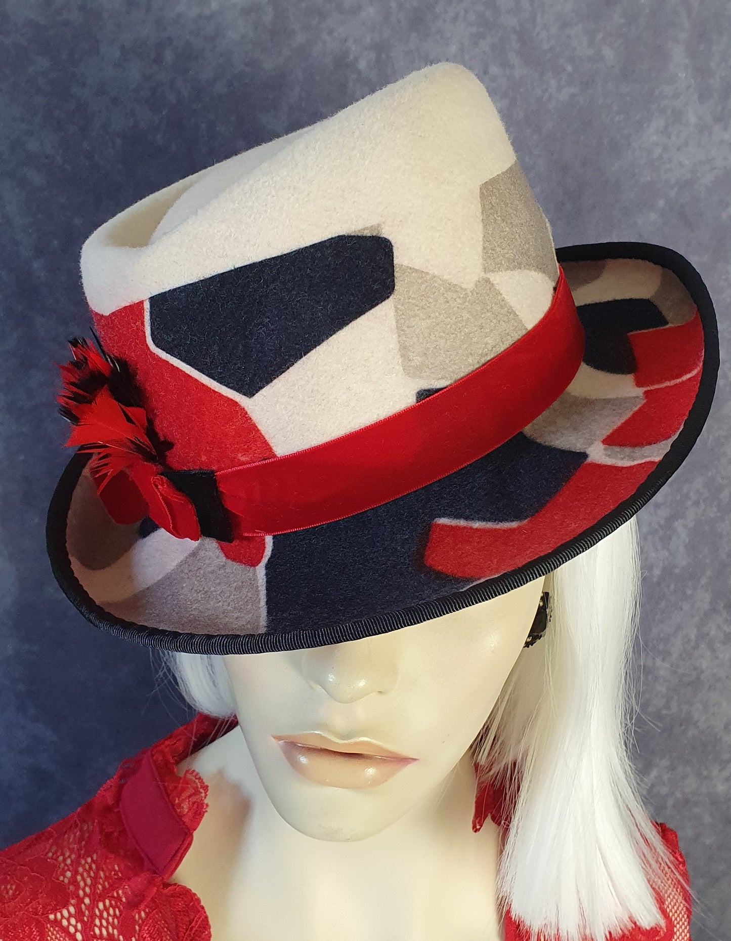 Sombrero de fieltro hecho a mano con sombrero de mosaico de cuatro colores de plumas de pavo, tocado femenino - perfecto para ocasiones especiales
