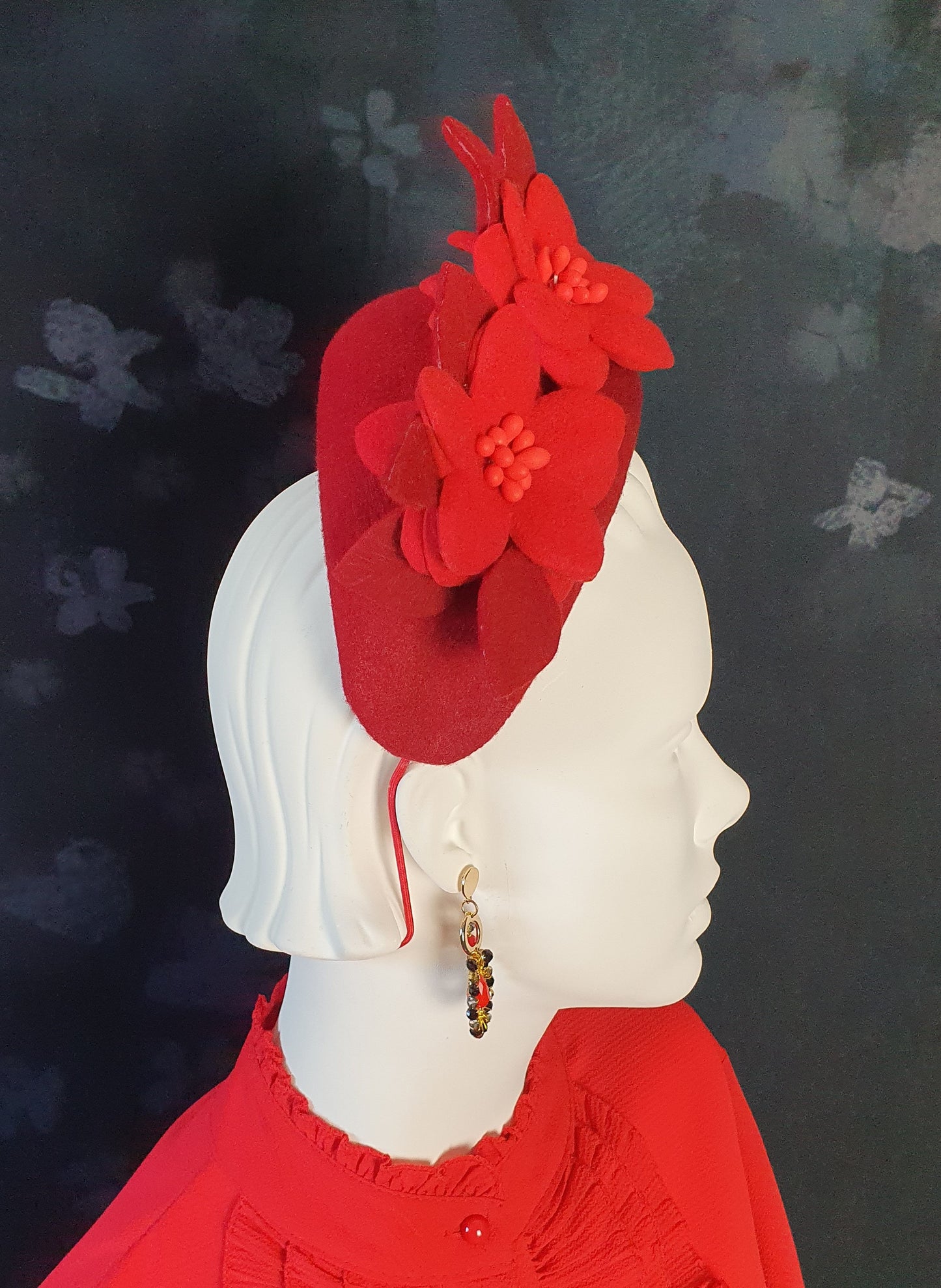 Diadema de fieltro roja con flores y pistillos - accesorio hecho a mano para invitadas, novias y ocasiones especiales