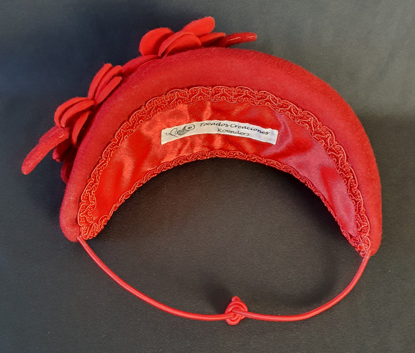 Rode vilten hoofdband met bloemen en bladeren - handgemaakt accessoire voor gasten, bruiden & speciale gelegenheden