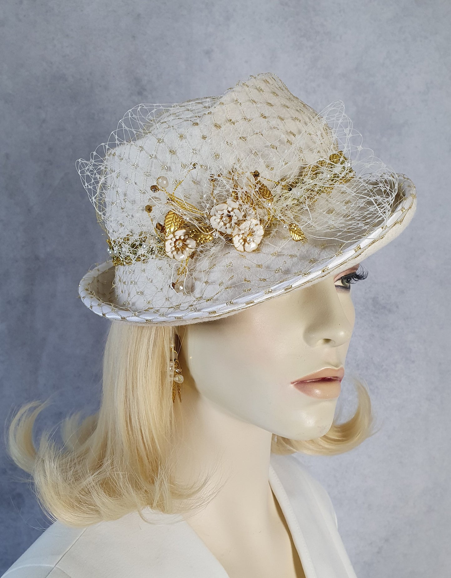 Sombrero de mujer Fedora de fieltro blanco crudo con velo, elegante sombrero de novia hecho a mano, para bodas y otros eventos especiales.