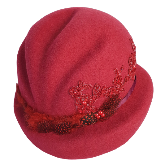 Handgemaakte vilten hoed in bordeaux rood, elegante vintage hoed met fazantenveren -Perfect voor de herfst & winter en speciale gelegenheden