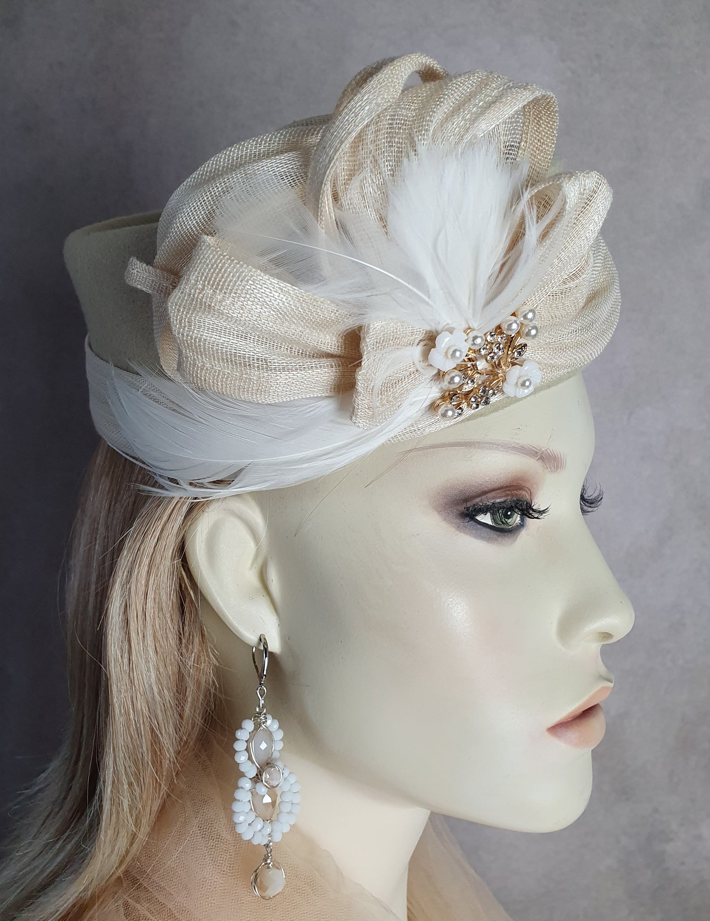 Handgemaakte fascinator van beige vilt met zwanenveren en abaca silk, elegante dameshoed, pillbox hoed, speciale gelegenheden