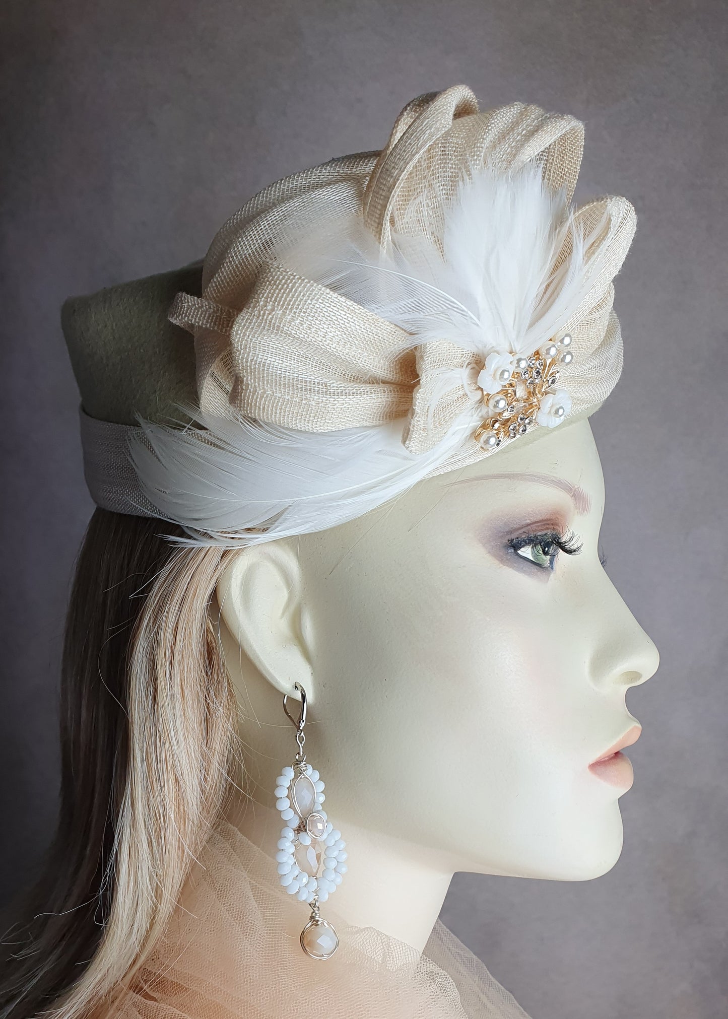 Handgemaakte fascinator van beige vilt met zwanenveren en abaca silk, elegante dameshoed, pillbox hoed, speciale gelegenheden