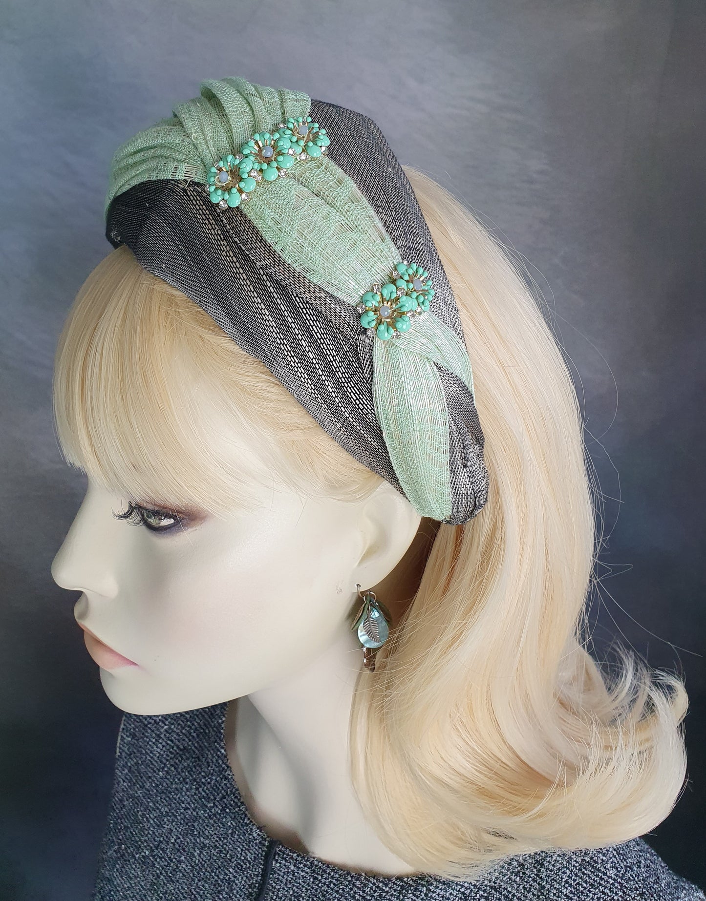 Handgemaakte hoofdband van abaca zijde, grijs met groene en metalen bloemen, elegante diadeem, mooie fascinator - speciale gelegenheden