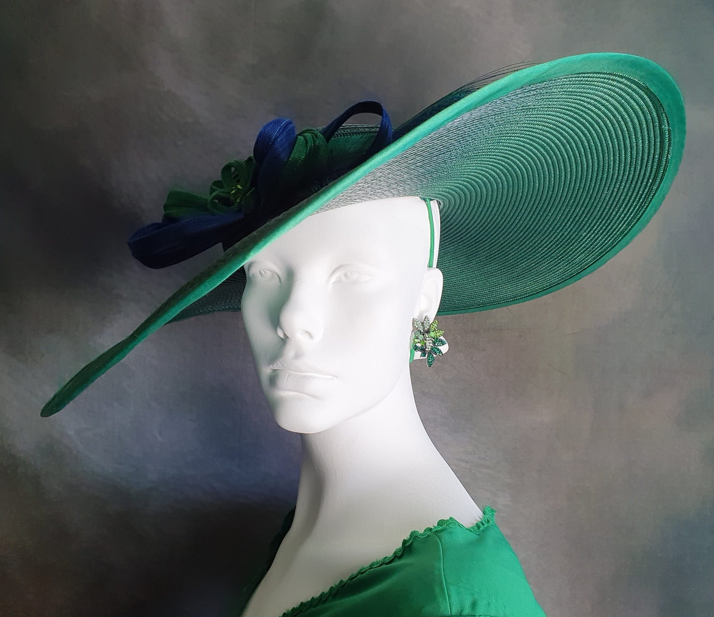 Elegante Pamela de polipropileno verde oscuro con plumas de pavo, abacá silk, tocado de novia, tocado de invitada -Perfecto para eventos de verano