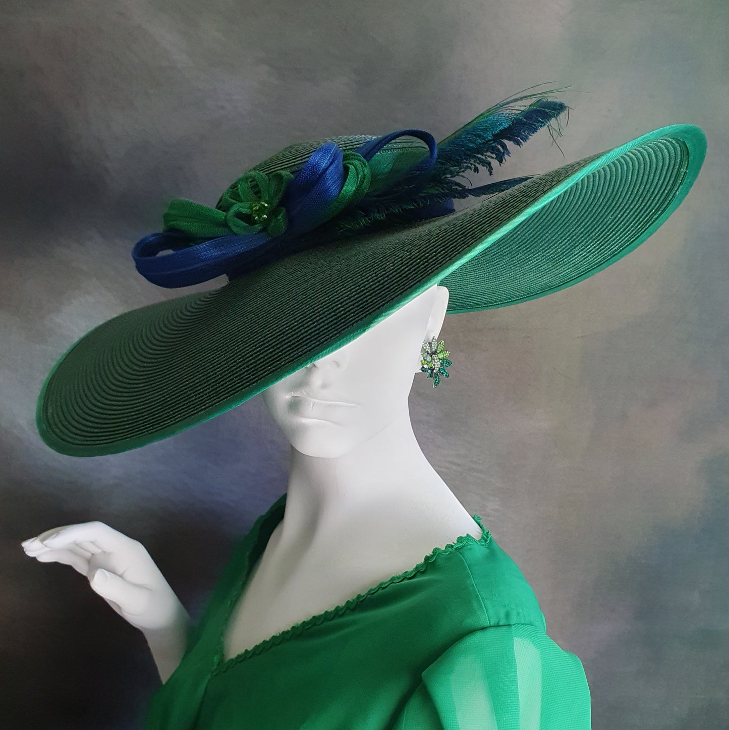 Elegante Pamela de polipropileno verde oscuro con plumas de pavo, abacá silk, tocado de novia, tocado de invitada -Perfecto para eventos de verano