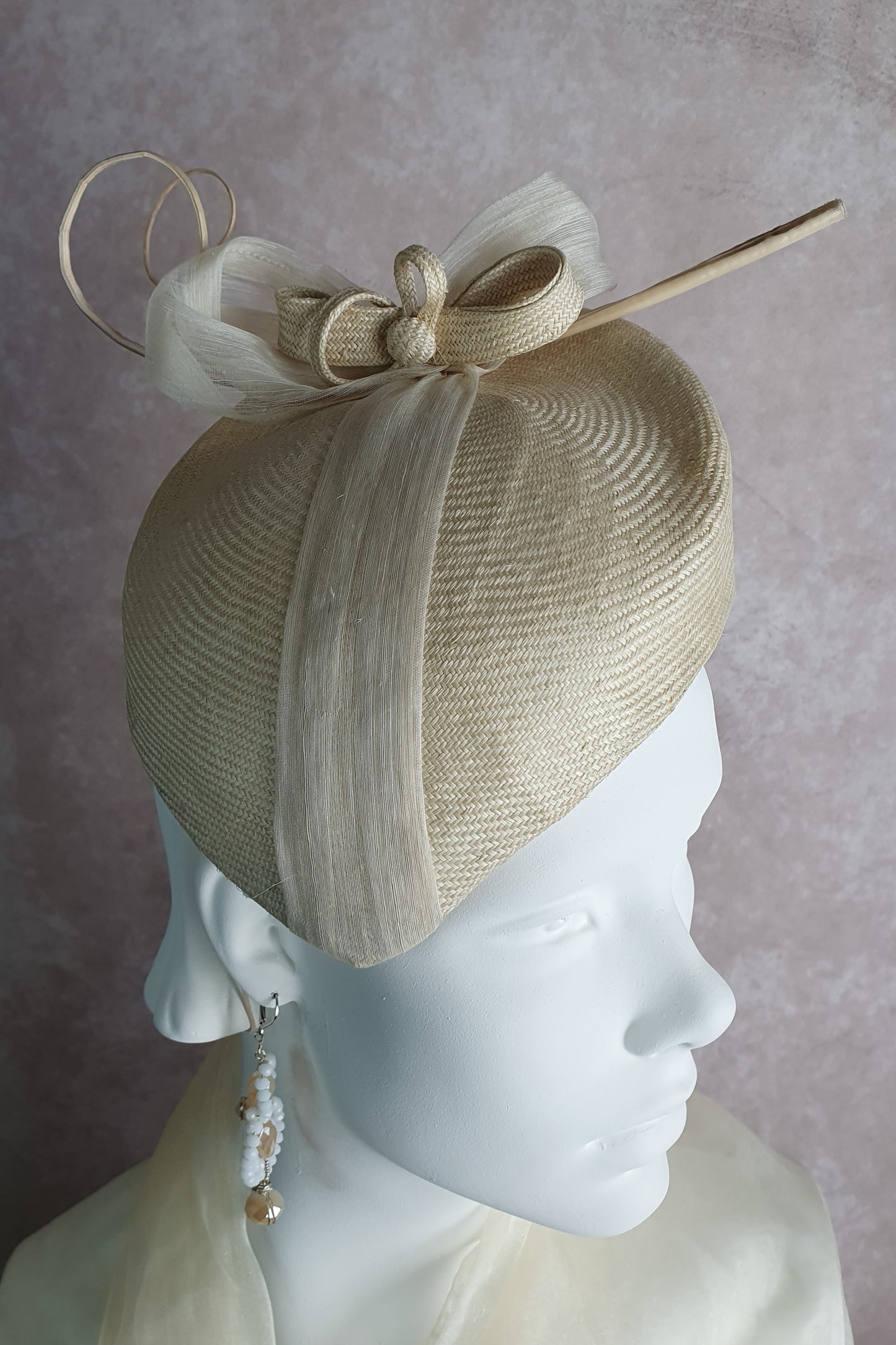 Fascinator dames, handgemaakte ivoorkleurige parasisal, dames hoofdtooi, hoed voor bruiloften, unieke hoofdtooi, speciale evenementen.