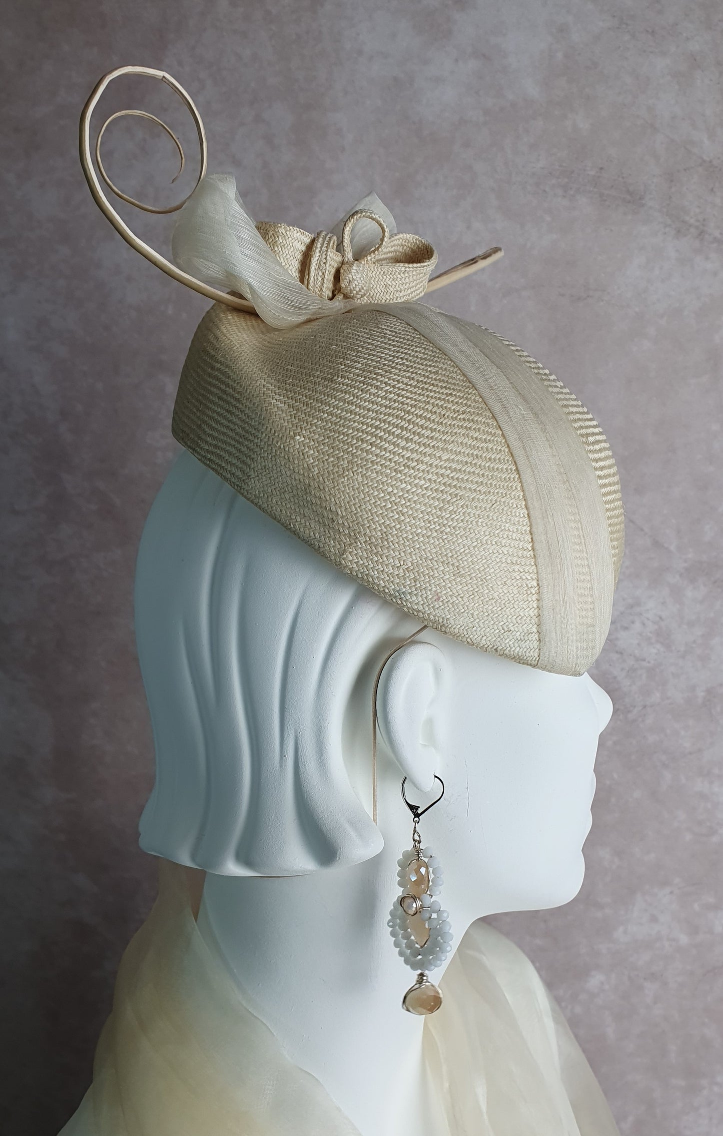 Fascinator dames, handgemaakte ivoorkleurige parasisal, dames hoofdtooi, hoed voor bruiloften, unieke hoofdtooi, speciale evenementen.