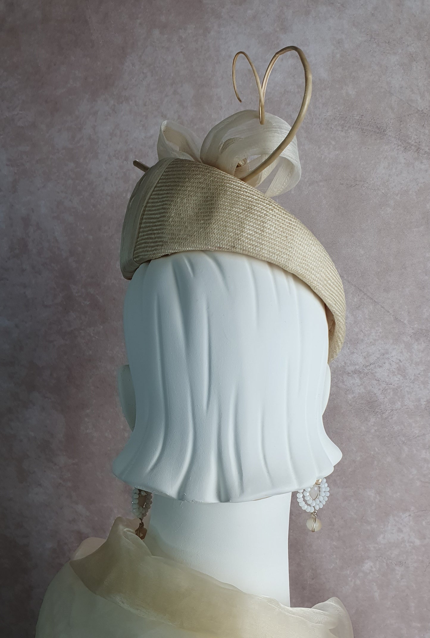 Fascinator dames, handgemaakte ivoorkleurige parasisal, dames hoofdtooi, hoed voor bruiloften, unieke hoofdtooi, speciale evenementen.