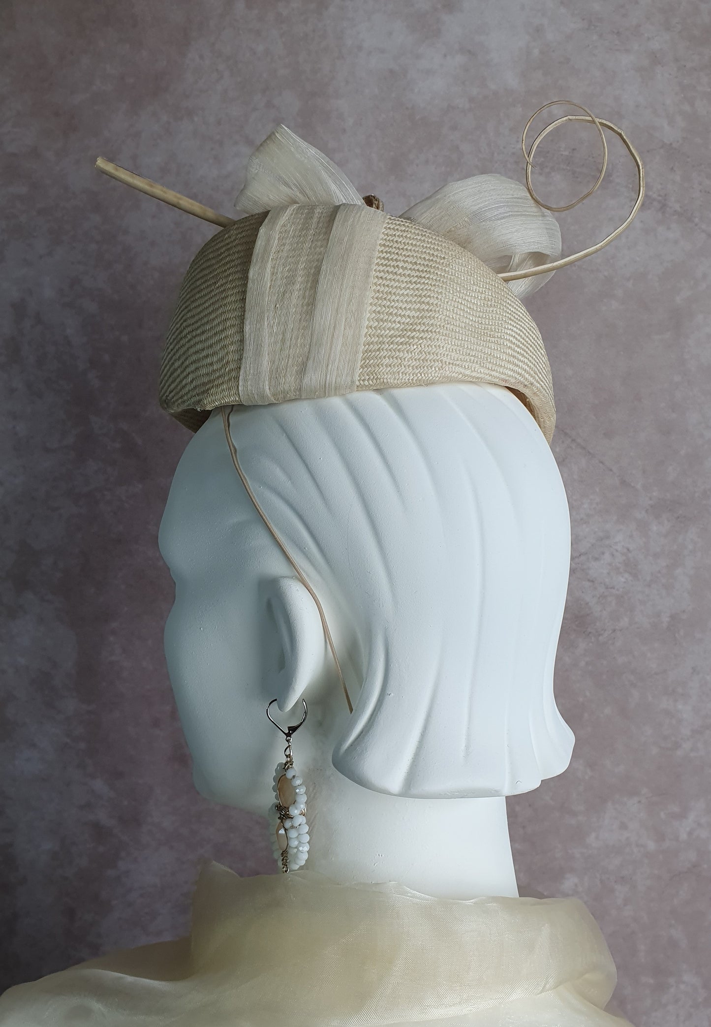 Fascinator dames, handgemaakte ivoorkleurige parasisal, dames hoofdtooi, hoed voor bruiloften, unieke hoofdtooi, speciale evenementen.