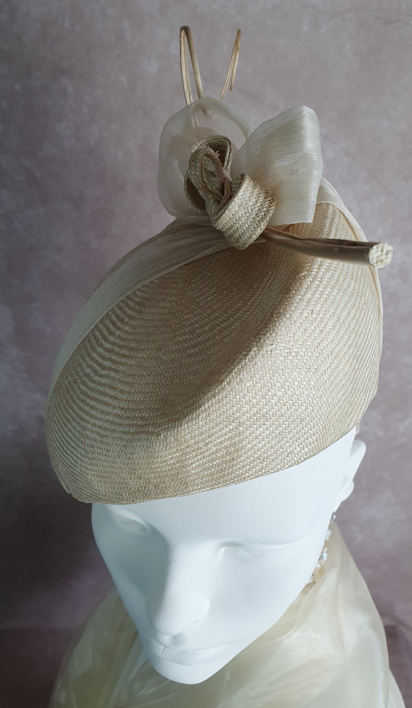 Fascinator dames, handgemaakte ivoorkleurige parasisal, dames hoofdtooi, hoed voor bruiloften, unieke hoofdtooi, speciale evenementen.