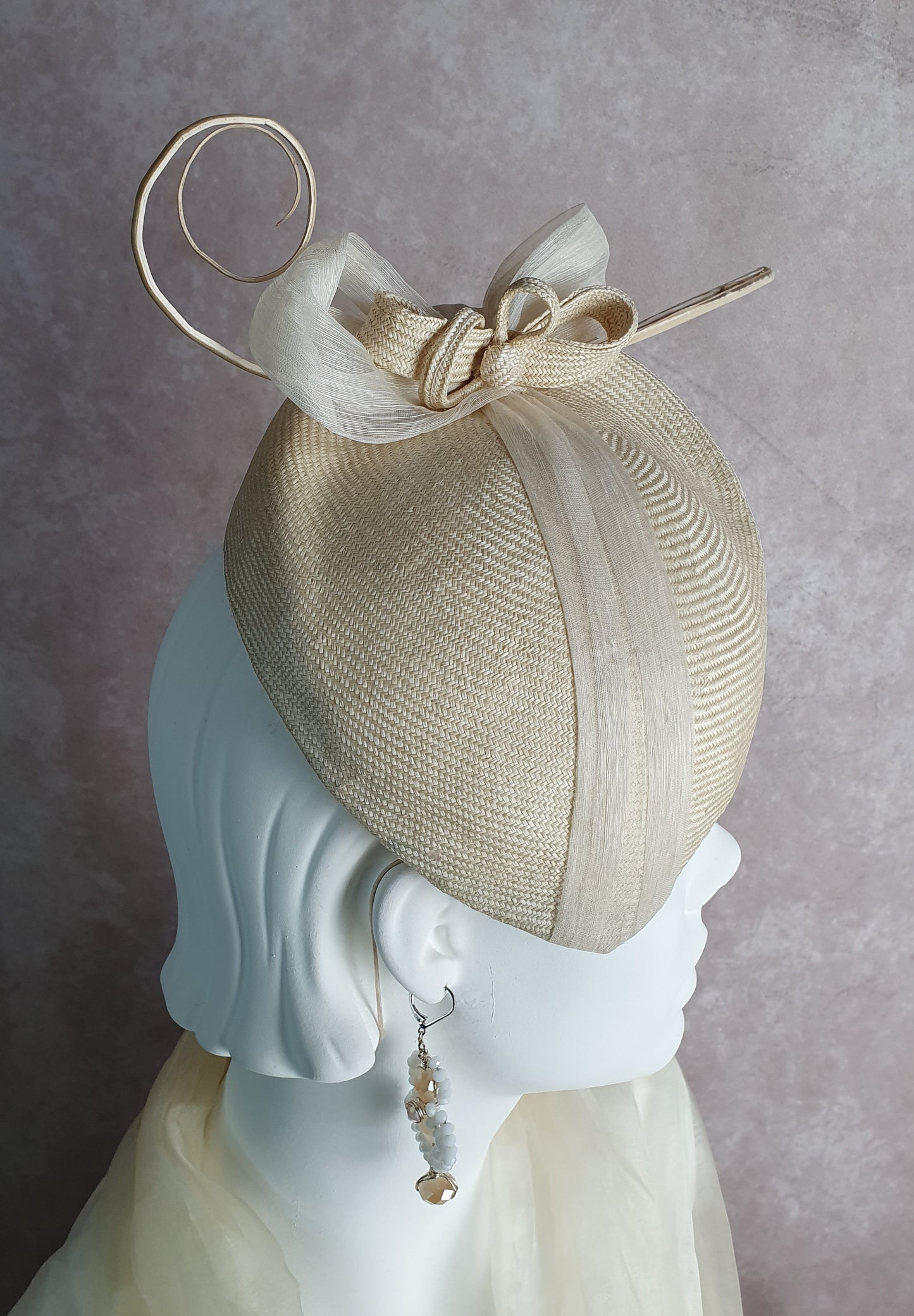 Fascinator dames, handgemaakte ivoorkleurige parasisal, dames hoofdtooi, hoed voor bruiloften, unieke hoofdtooi, speciale evenementen.