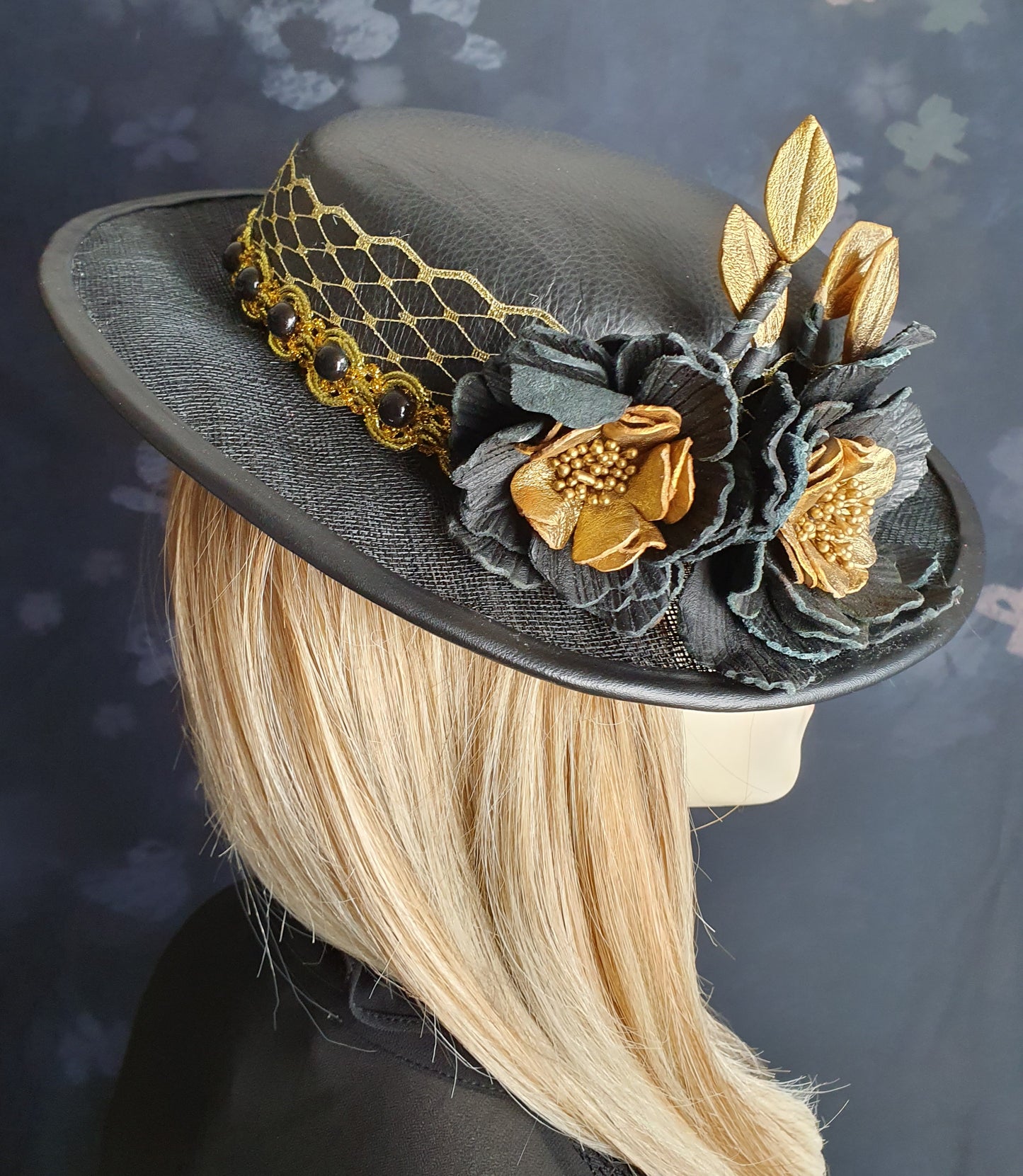 Handgemaakte fascinator goud met zwart van natuurlijk leer en sinamay, bruiloftshoed,  gastenhoed, dameshoed, speciale gelegenheidshoed