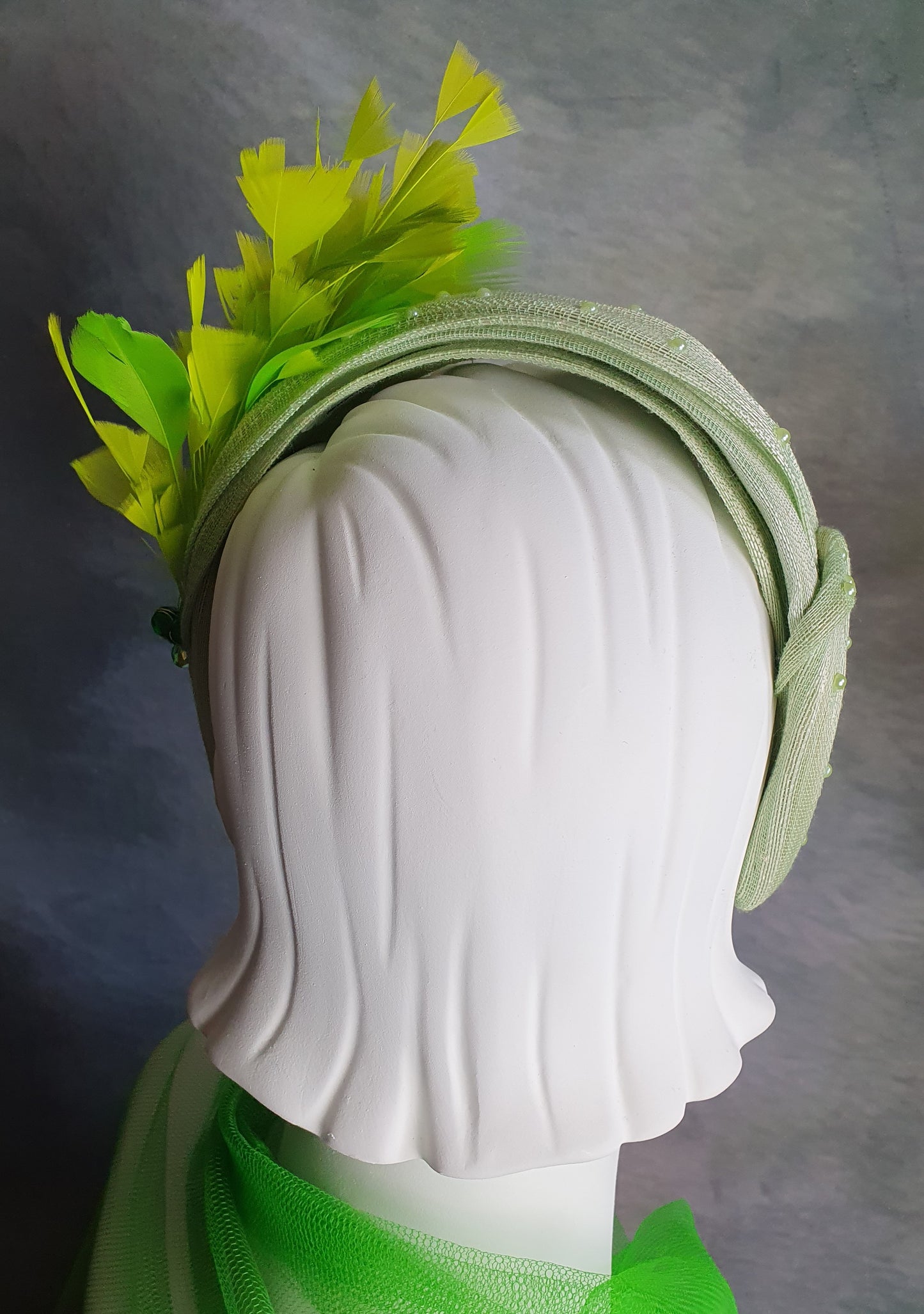 Handgemaakte groene hoofdband met zijde abaca  kalkoenveren, diadeem, mooie tiara, gastenhoofdband, bruiloft, speciale gelegenheden