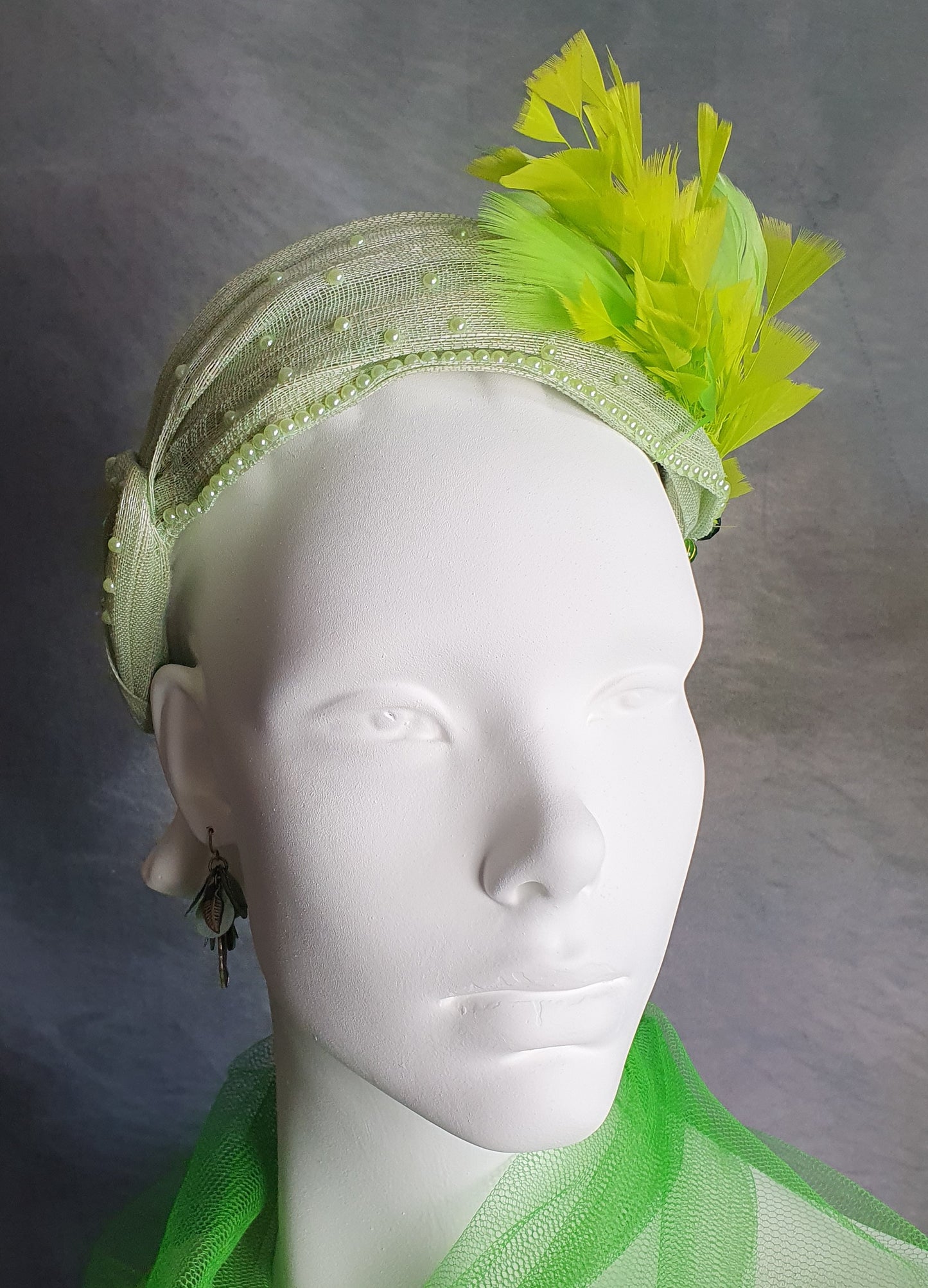 Diadema verde hecha a mano con plumas de pavo de abacá de seda, diadema, preciosa tiara, diadema para invitadas, boda, ocasiones especiales