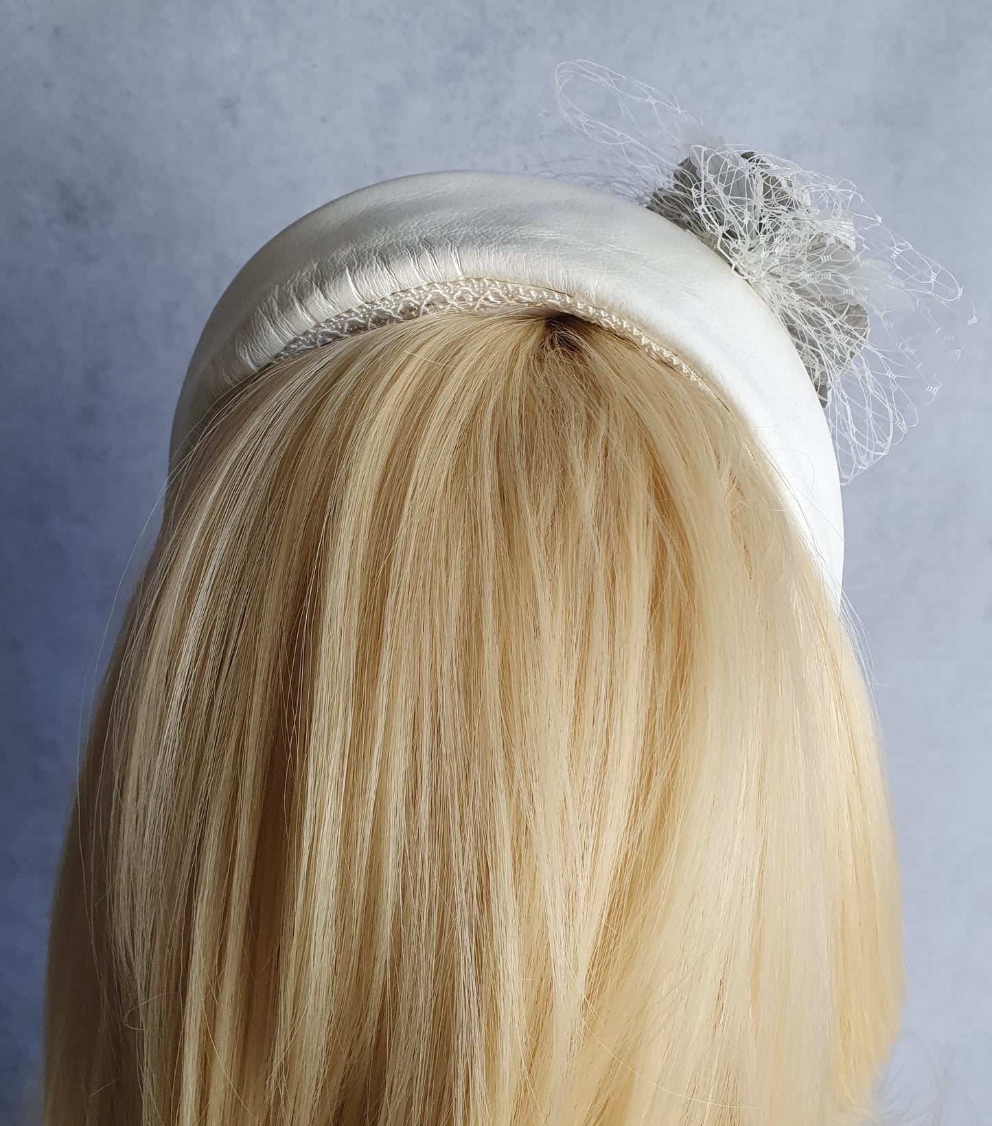 Handgemaakte witte Hoofdband van natuurlijk leder- voor een speciale gelegenheid. Fascinator, Tiara, Haarband, Hoofdband