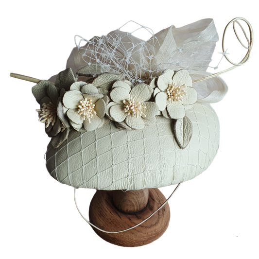 Tocado hecho a mano beige con avestruz con seda de abacá y cuero natural, elegante sombrero de boda de mujer para ocasión especial