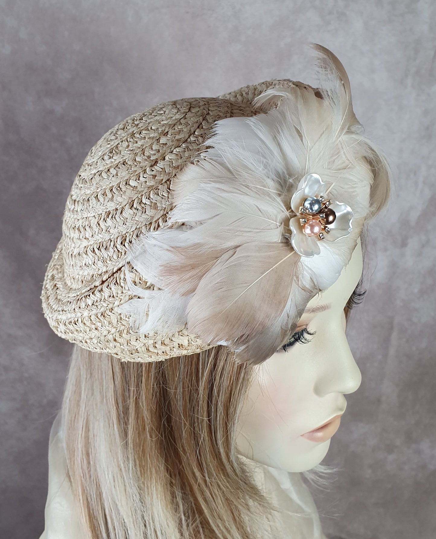 Pillbox de paja beige hecho a mano con plumas de cisne, elegante tocado para damas, sombrero de verano para bodas y eventos especiales.