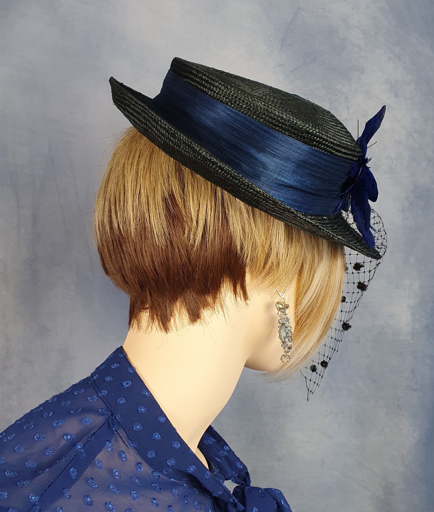 Sombrero de mujer parasisal negro hecho a mano con velo, con seda de abacá y mariposa en color azul, elegante tocado de verano, tocado de mujer