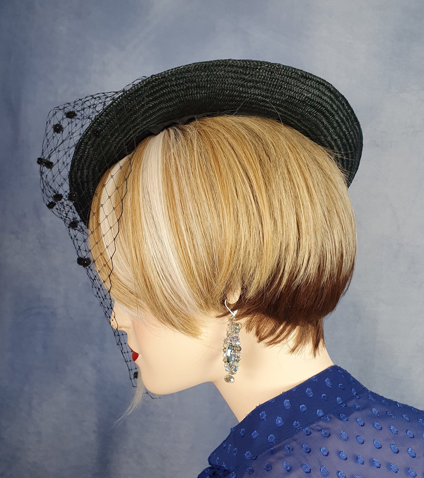 Handgemaakte zwarte parasisal dameshoed met sluier, met abaca zijde en vlinder in de kleur blauw, elegante zomer fascinator, hoofdtooi dames