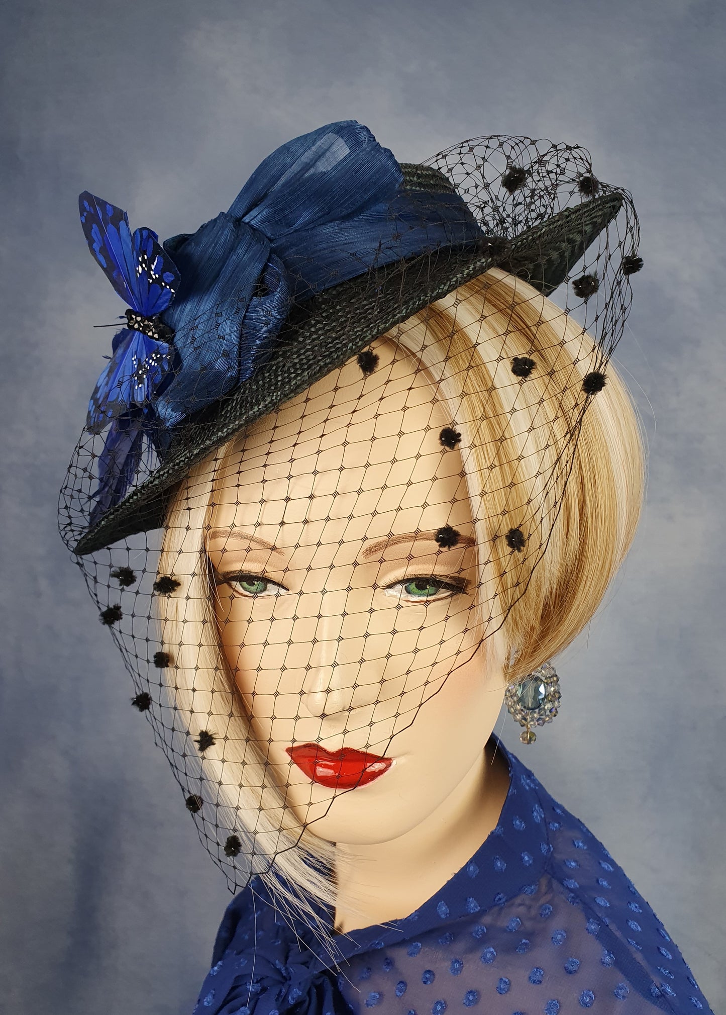 Handgemaakte zwarte parasisal dameshoed met sluier, met abaca zijde en vlinder in de kleur blauw, elegante zomer fascinator, hoofdtooi dames