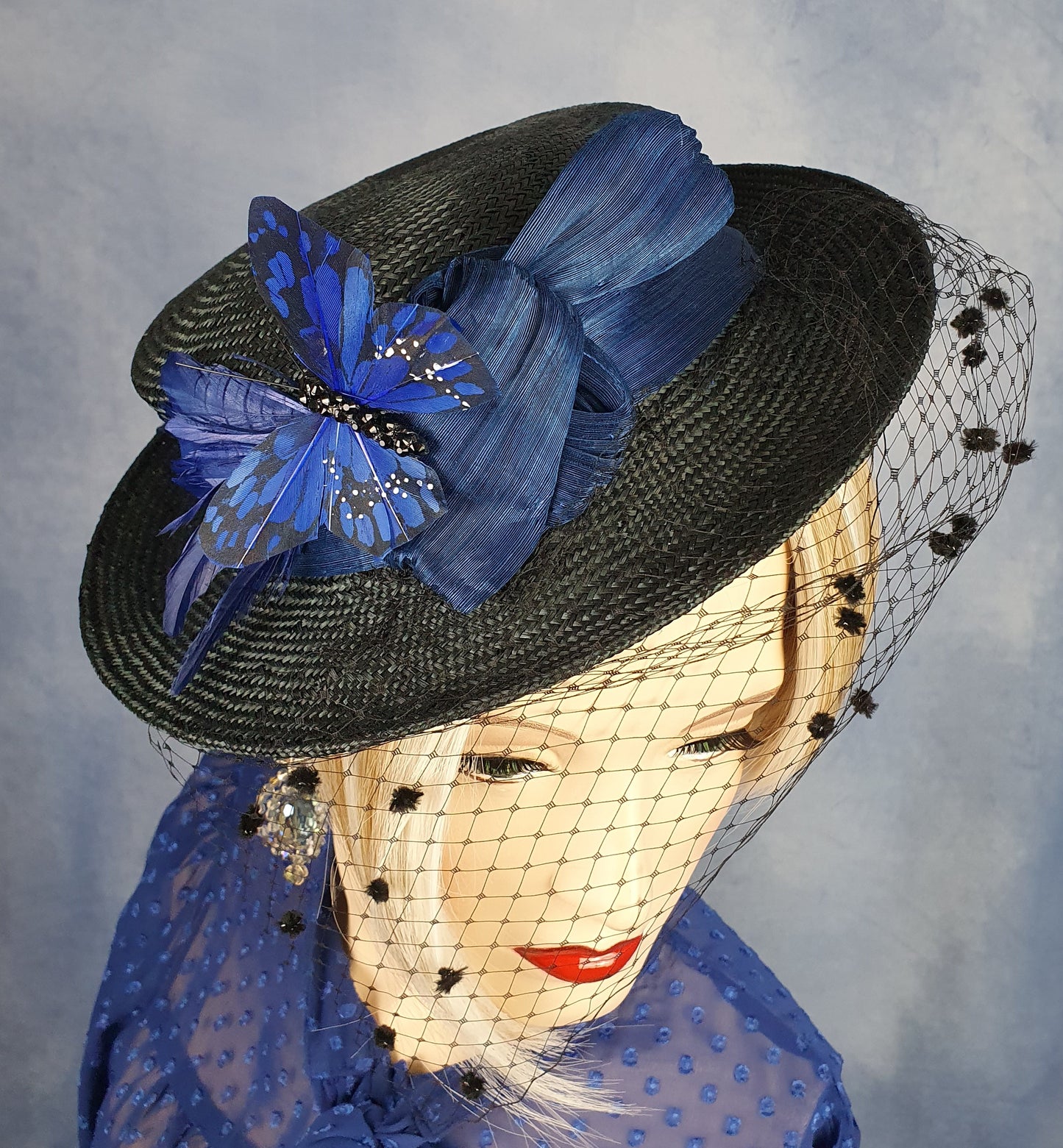 Handgemaakte zwarte parasisal dameshoed met sluier, met abaca zijde en vlinder in de kleur blauw, elegante zomer fascinator, hoofdtooi dames