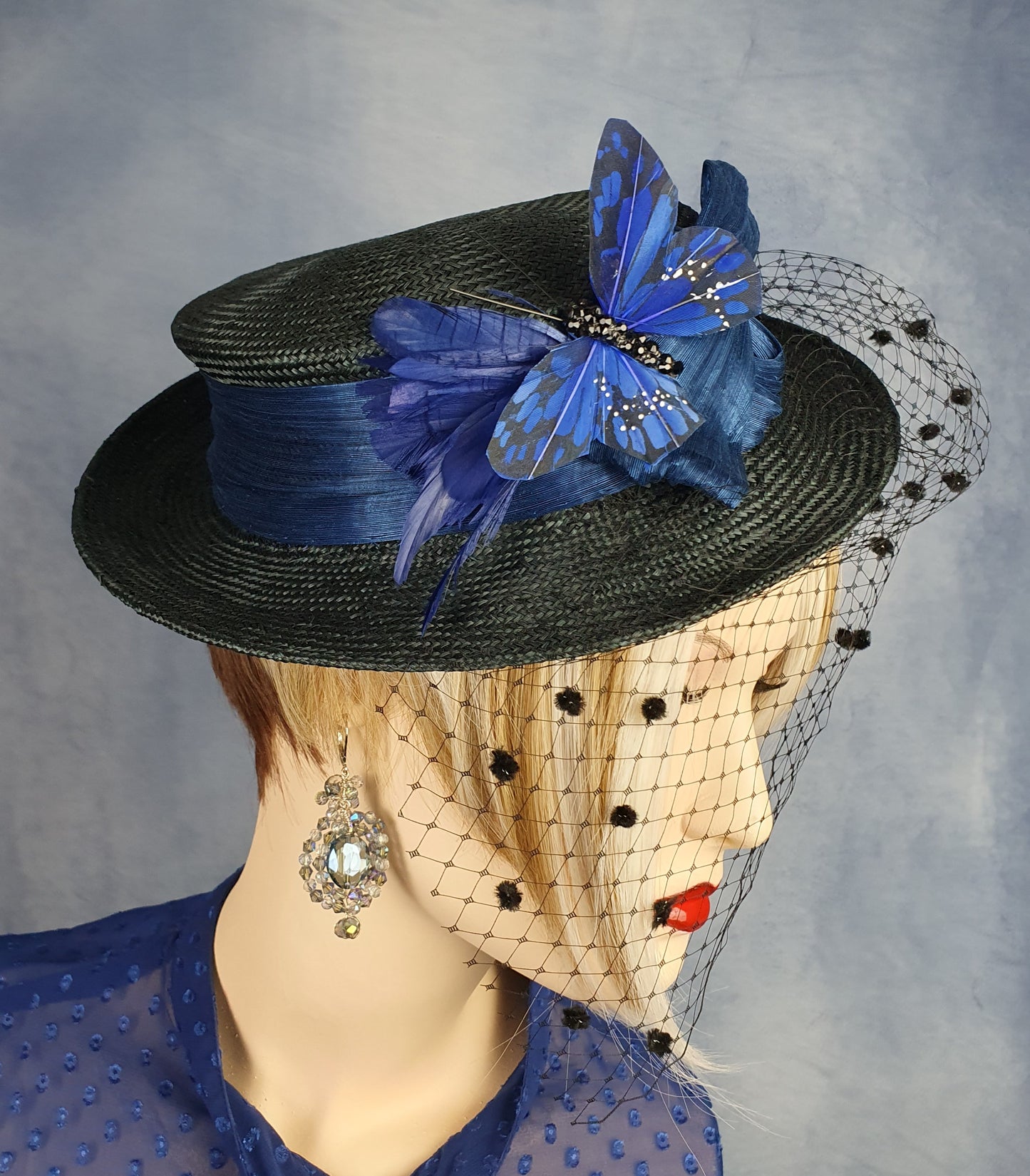 Handgemaakte zwarte parasisal dameshoed met sluier, met abaca zijde en vlinder in de kleur blauw, elegante zomer fascinator, hoofdtooi dames