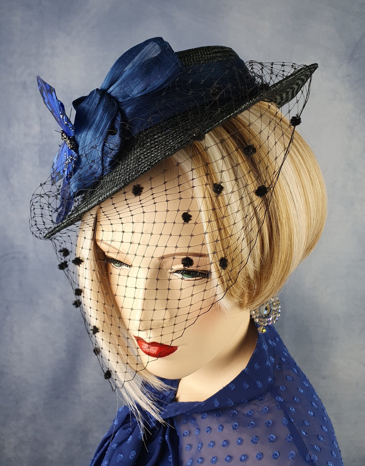 Handgemaakte zwarte parasisal dameshoed met sluier, met abaca zijde en vlinder in de kleur blauw, elegante zomer fascinator, hoofdtooi dames