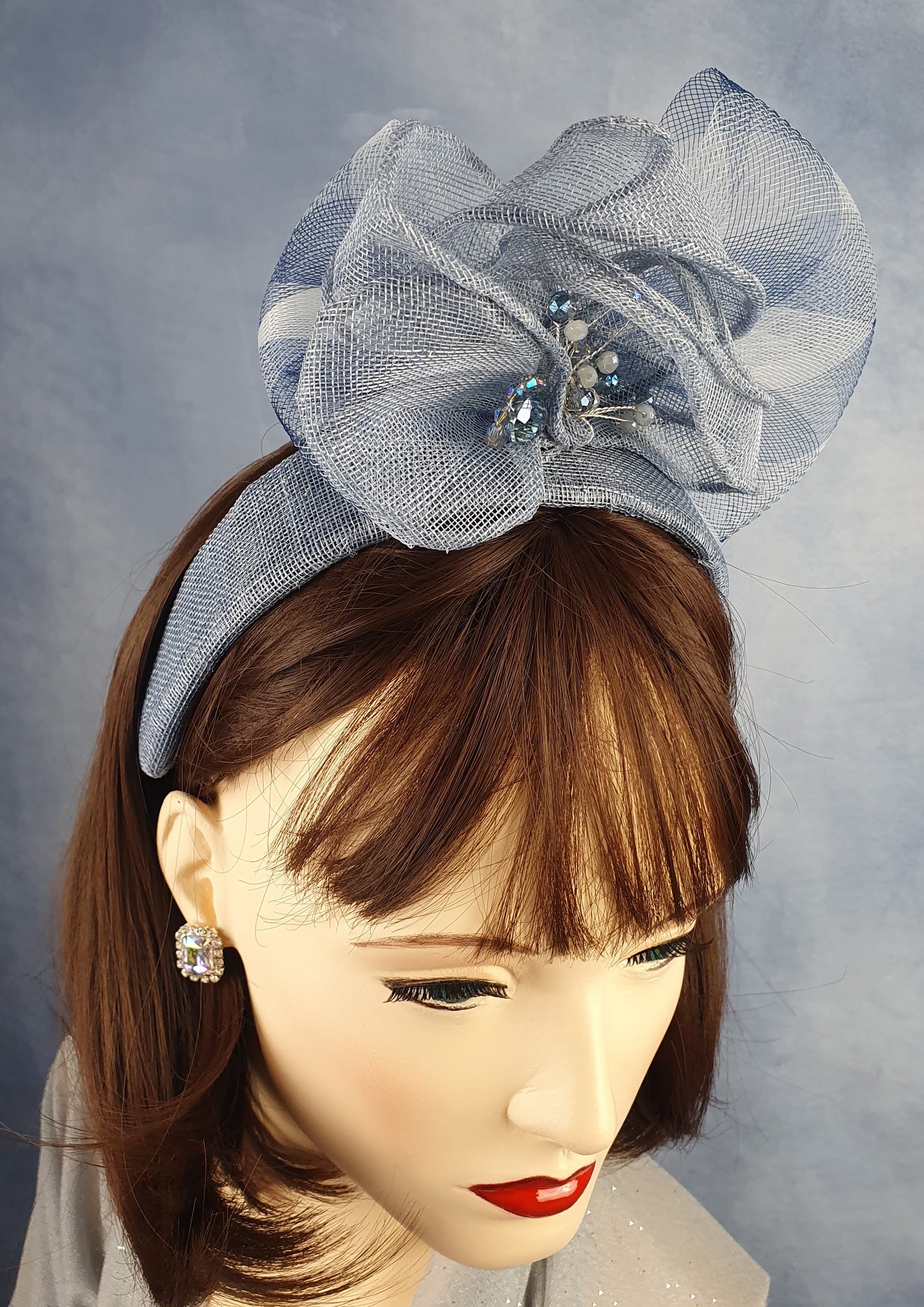 Elegante diadema azul hecha a mano con sinamay gris - Estilo elegante para cualquier ocasión, tiara de evento, tiara de boda