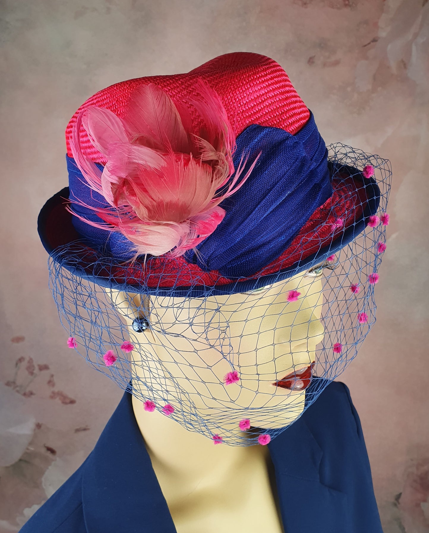 Parasisal dames hoed in de kleuren fuchsia en blauwe. Handgemaakt met abacá zijde, sluier en zwanenveren, elegante fascinator hoed vrouwen