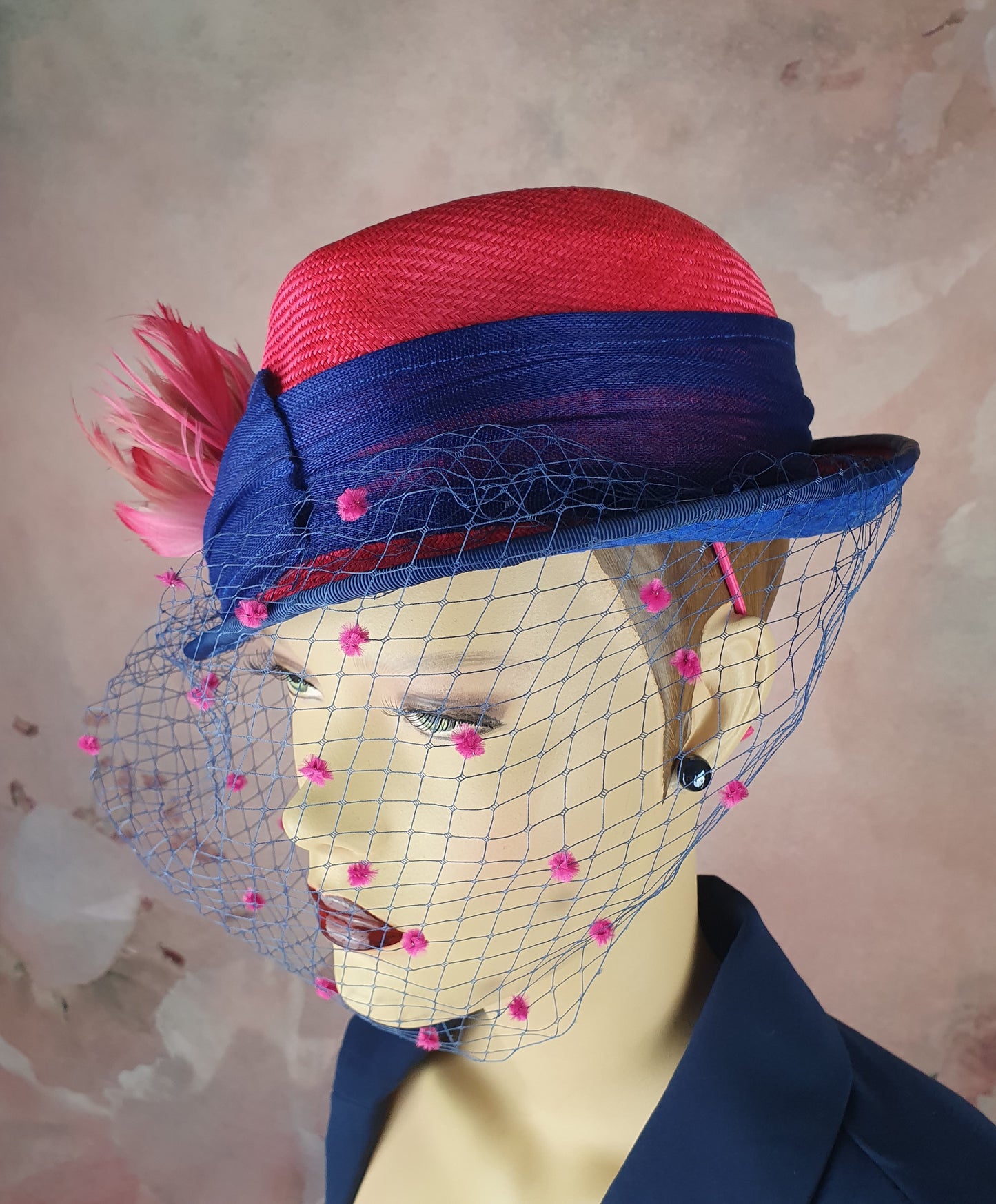 Parasisal dames hoed in de kleuren fuchsia en blauwe. Handgemaakt met abacá zijde, sluier en zwanenveren, elegante fascinator hoed vrouwen