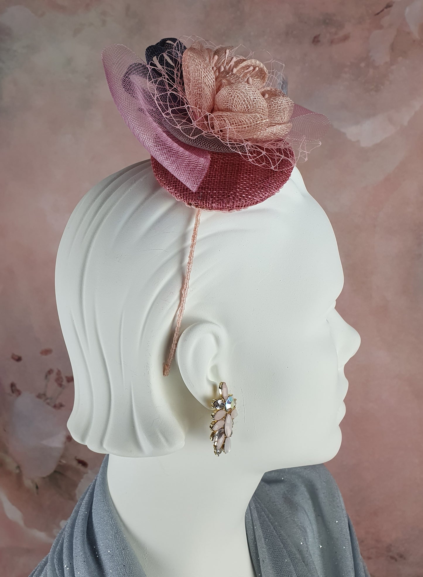 Elegante diadema hecha a mano rosa con sinamay gris- Estilo elegante para cualquier ocasión, tiara de evento, tiara de boda, fiesta