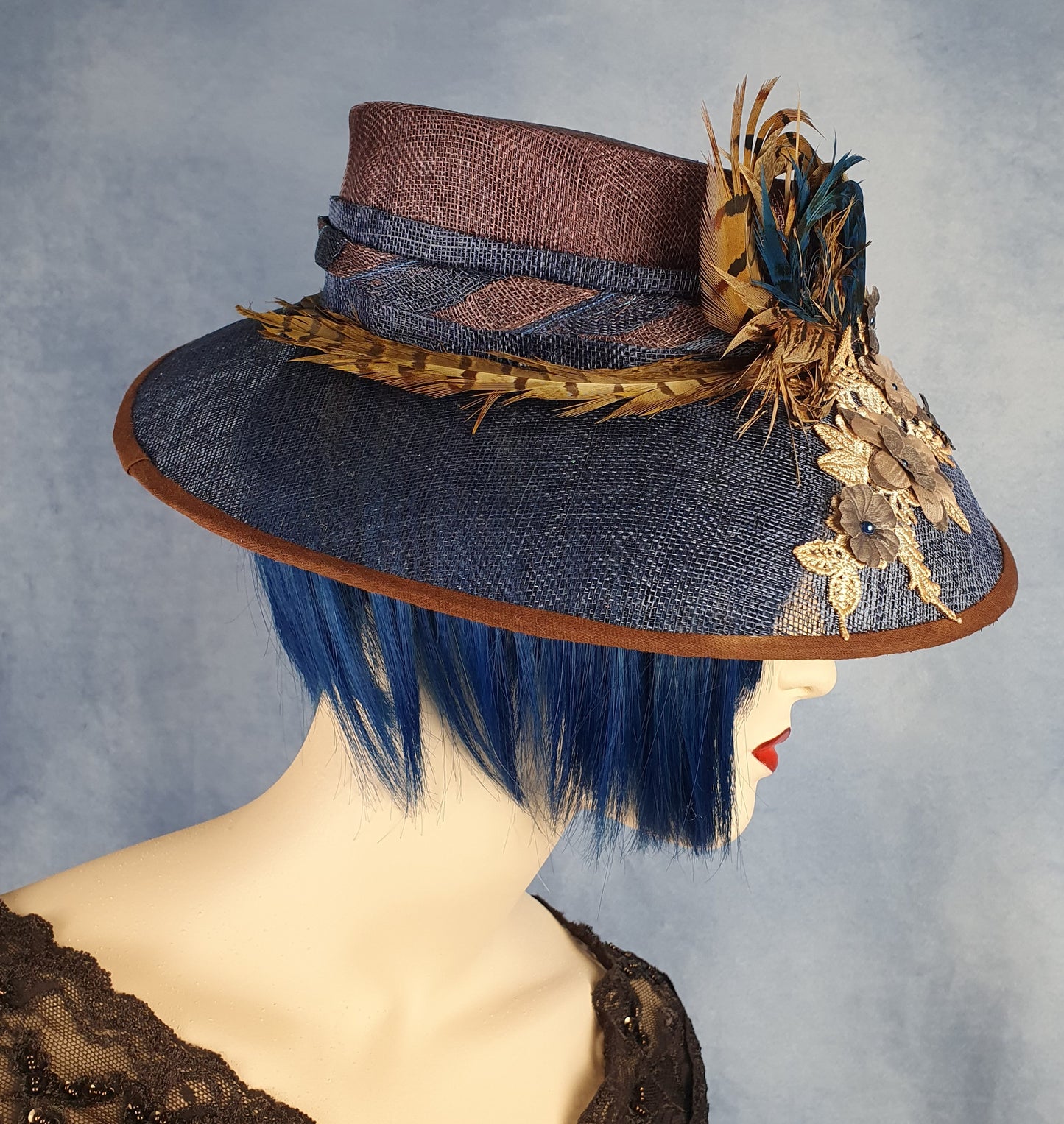 Elegante sombrero de sinamay hecho a mano en color azul y marrón- Estilo elegante para cualquier ocasión, sombrero de evento, sombrero de boda, sombrero de invitada