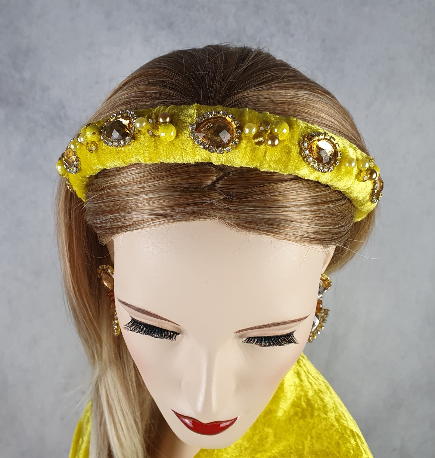 Handgemaakte hoofdband geel  versierd met fluwelen stof- Elegant Haaraccessoire voor Bruiloften, Gasten en Feesten, dames haar haarband
