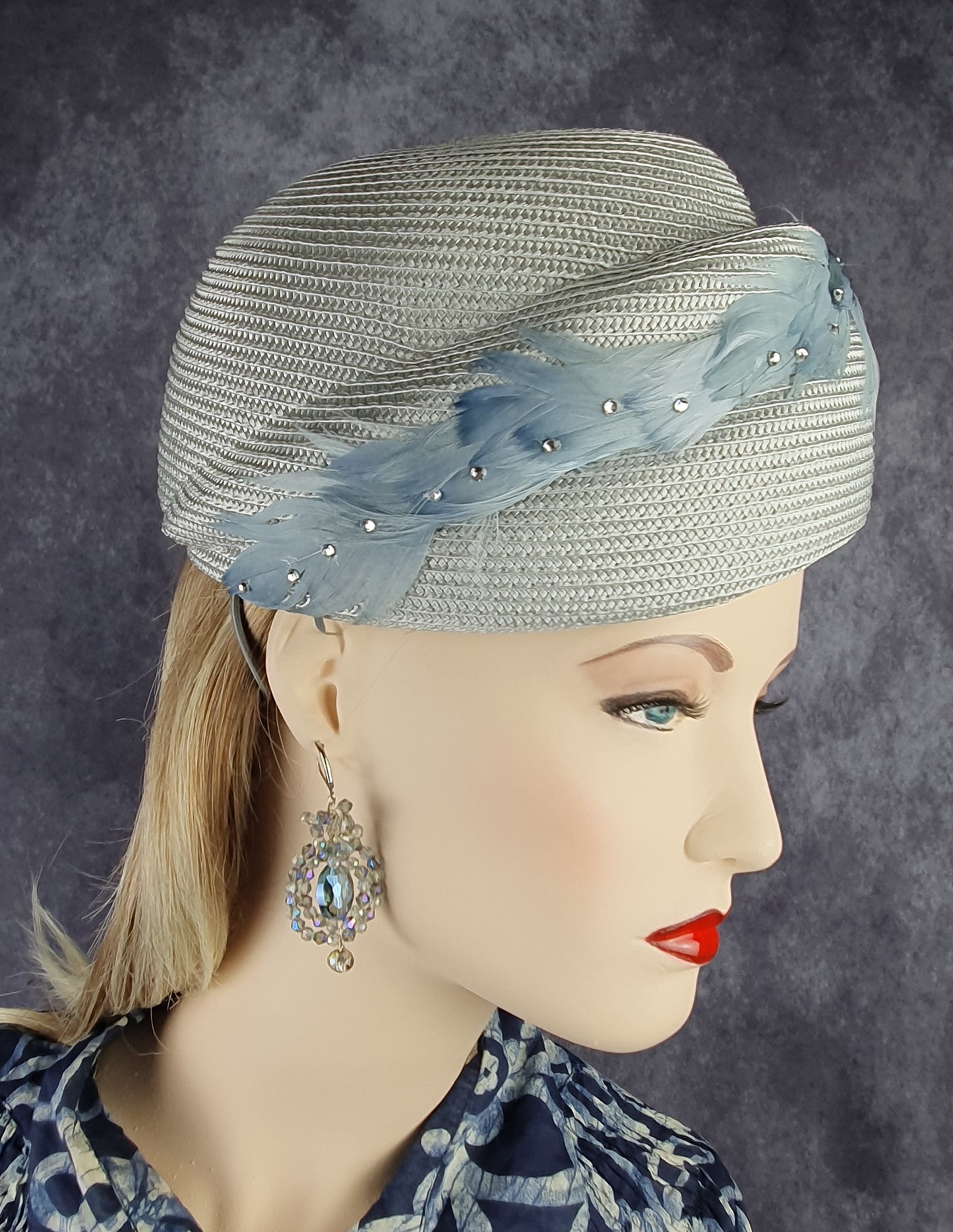 Elegante handgemaakte polypropyleen hoed, grijs met zwanenveren voor dames - zomer hoed, unieke fascinator, speciale gelegenheden