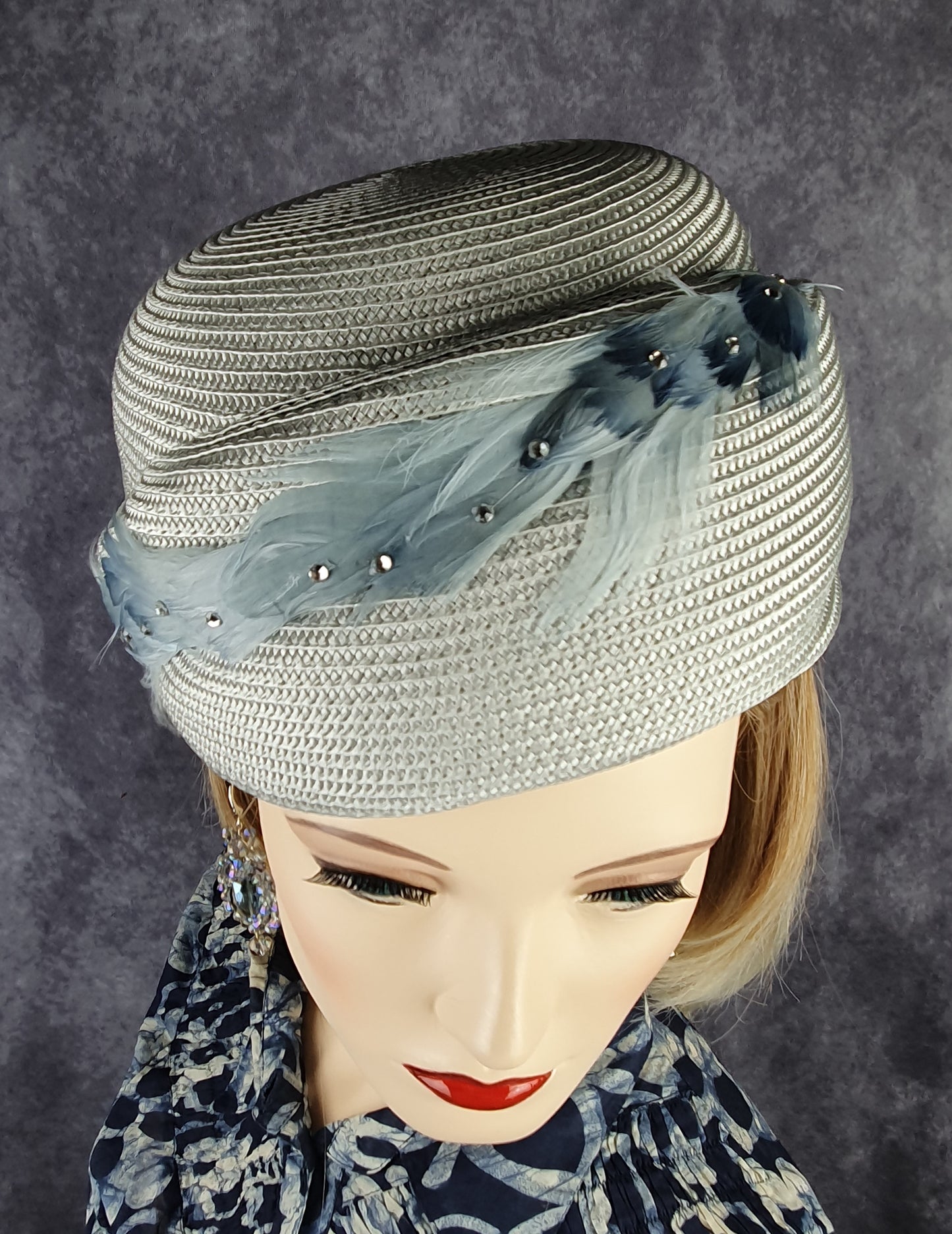 Elegante sombrero de polipropileno hecho a mano, gris con plumas de cisne para dama - sombrero de verano, tocado único, ocasiones especiales