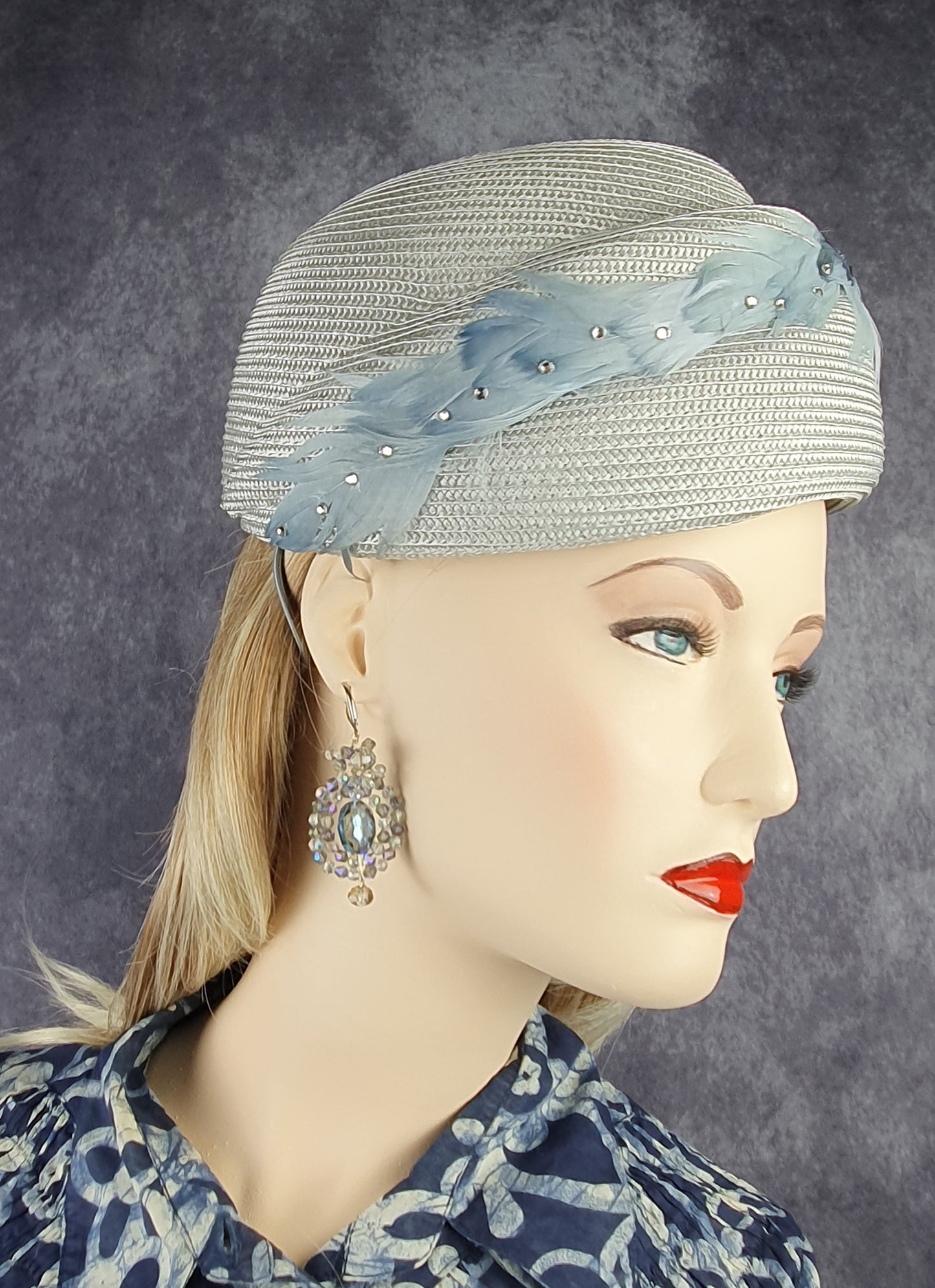 Elegante handgemaakte polypropyleen hoed, grijs met zwanenveren voor dames - zomer hoed, unieke fascinator, speciale gelegenheden