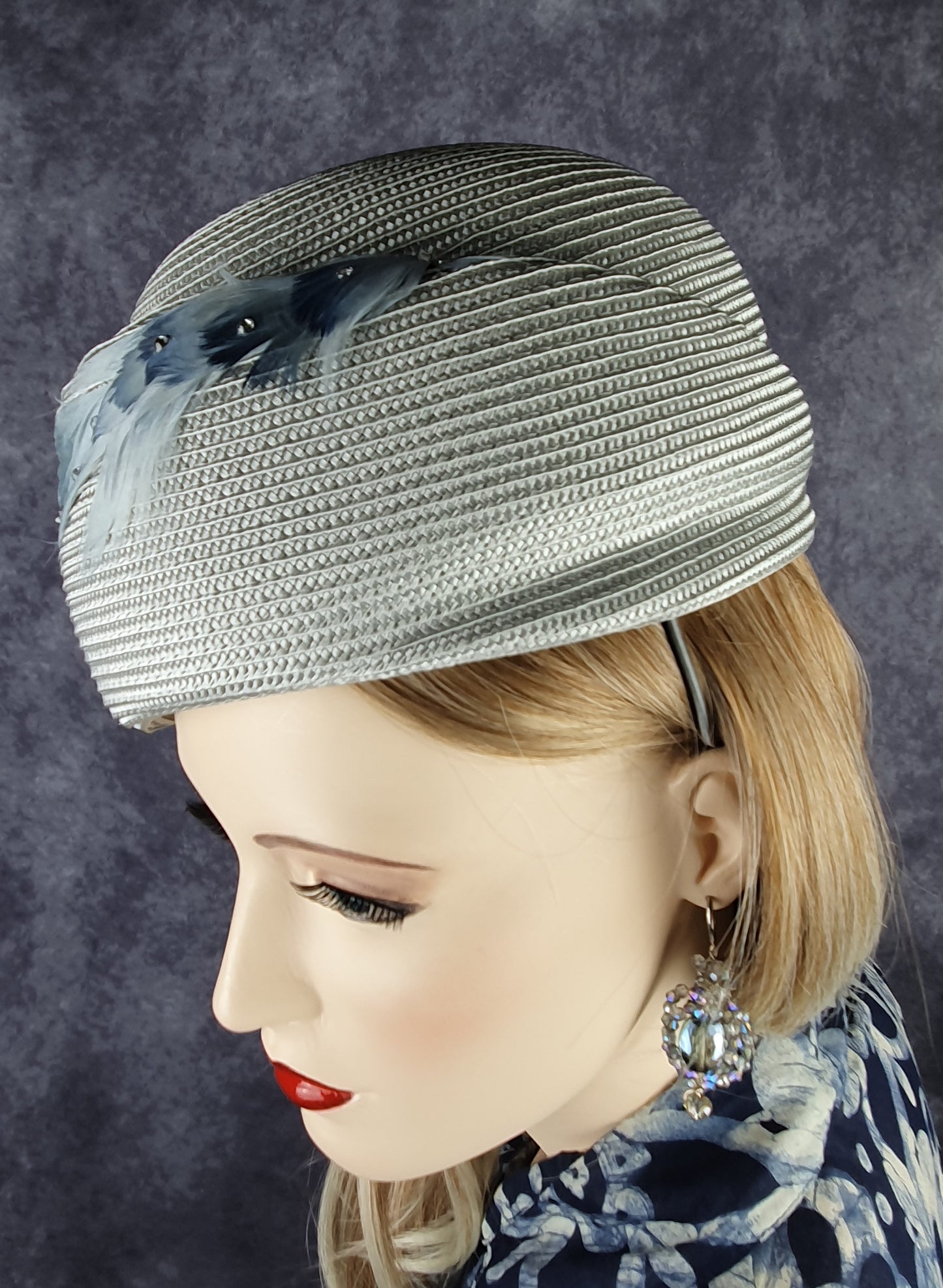 Elegante sombrero de polipropileno hecho a mano, gris con plumas de cisne para dama - sombrero de verano, tocado único, ocasiones especiales