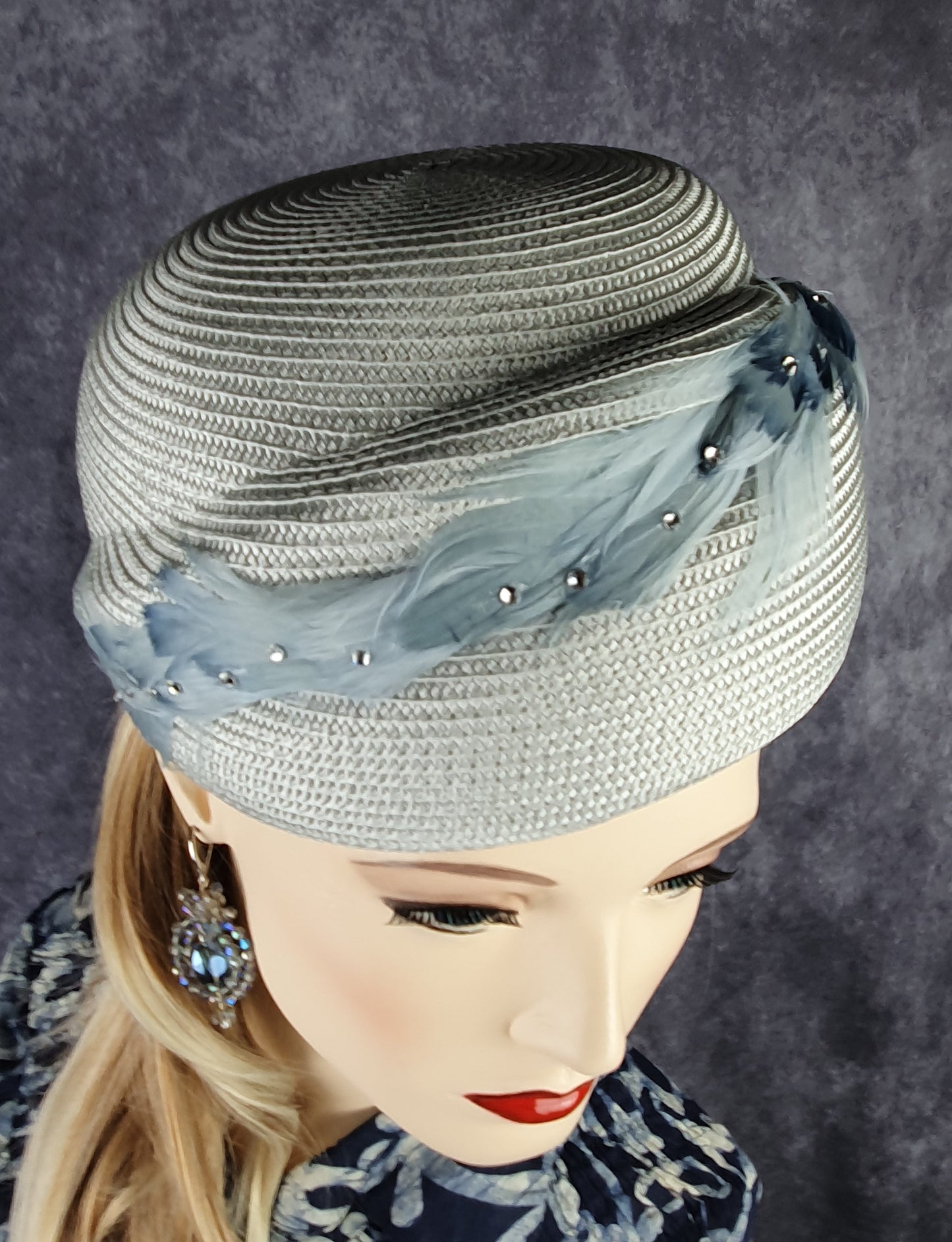 Elegante handgemaakte polypropyleen hoed, grijs met zwanenveren voor dames - zomer hoed, unieke fascinator, speciale gelegenheden