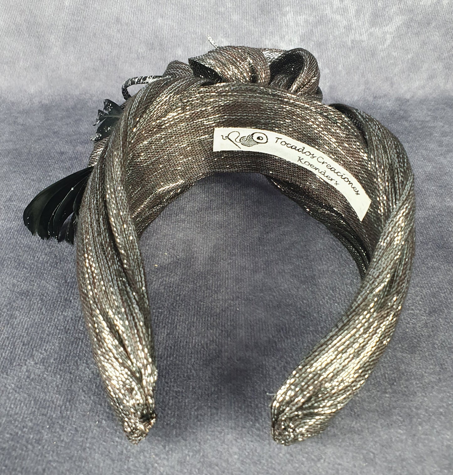 Handgemaakte hoofdband zilver Zwart Metallic Zijde Abaca met struisvogelveren- pefect voor speciale gelegenheden, diadeem voorfeesten