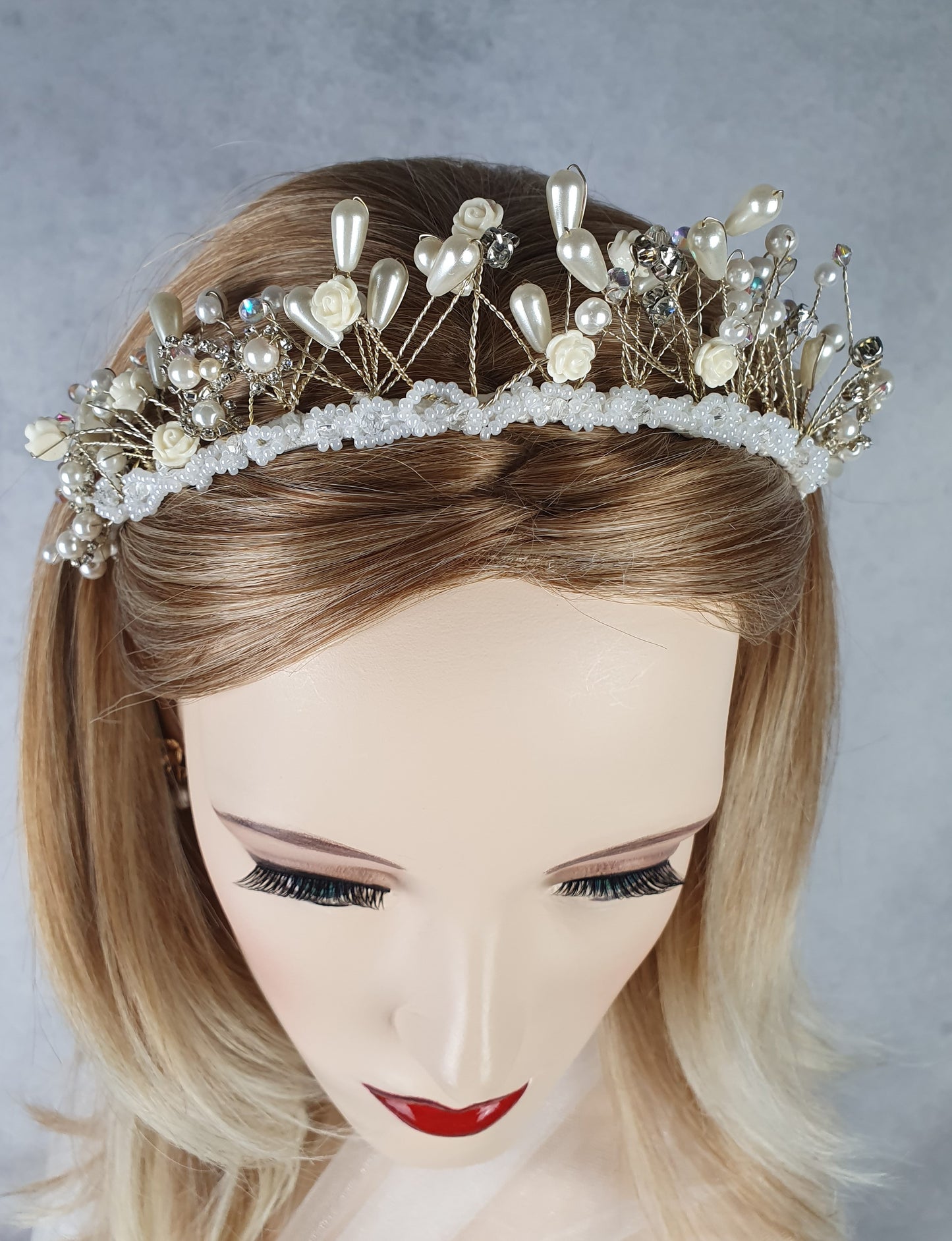 Diadema hecha a mano con rosas y piedras de cristal de perlas - Hermosa diadema, diadema festiva única, boda, ocasión especial