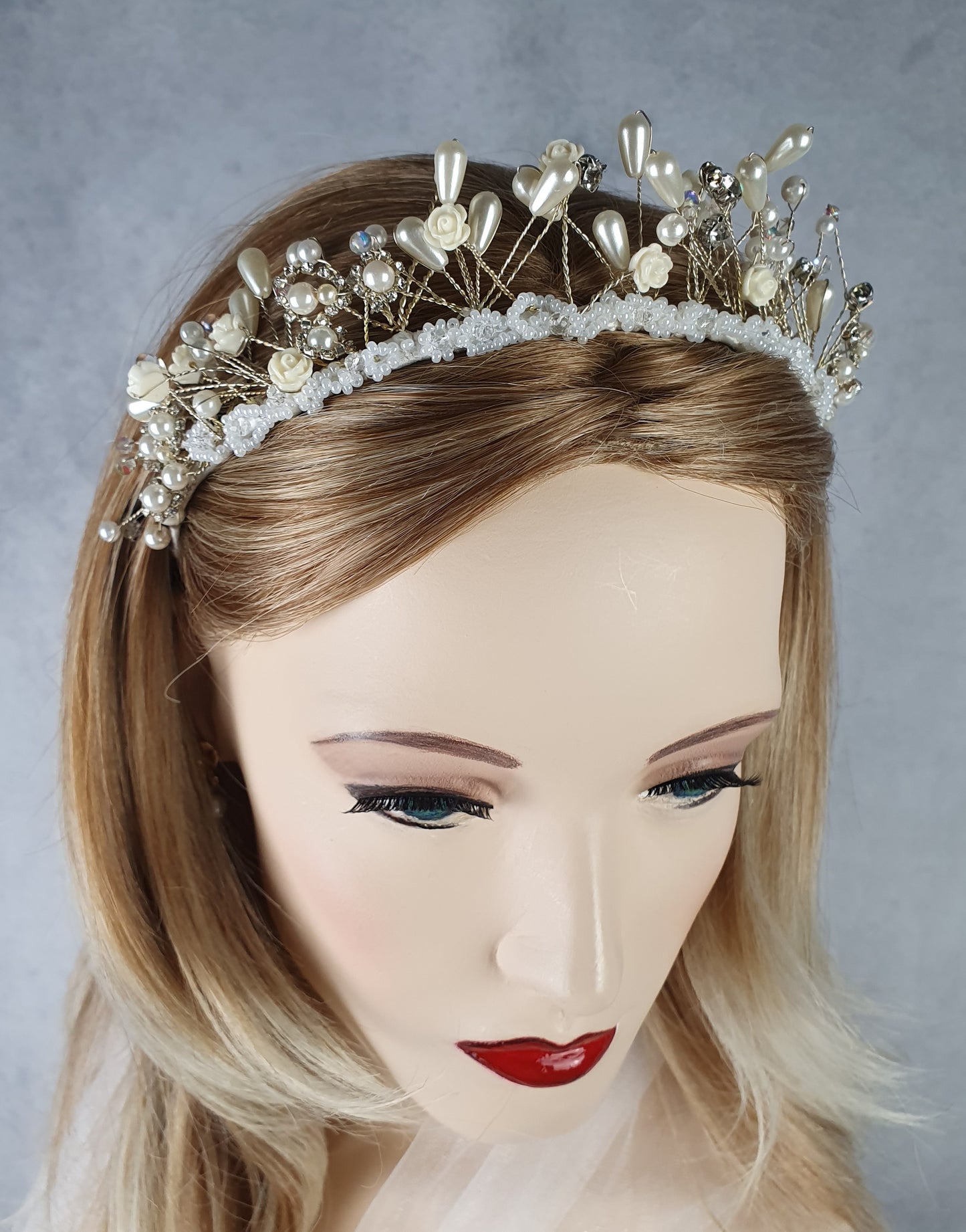 Handgemaakte hoofdband met rozen en parels kristalstenen - Mooie hoofdband, unieke feestelijke diadeem, bruiloft, speciale gelegenheid