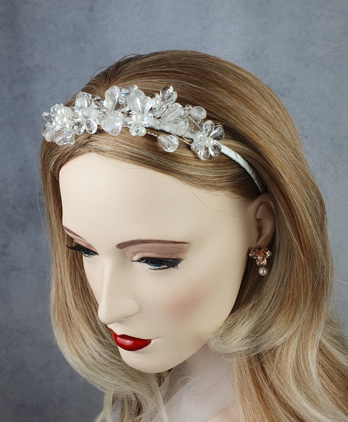 Handgemaakte bruidshoofdband met kunststof bloemen, tiara, haaraccessoire, diadeem, elegante tiara, speciaal evenementen