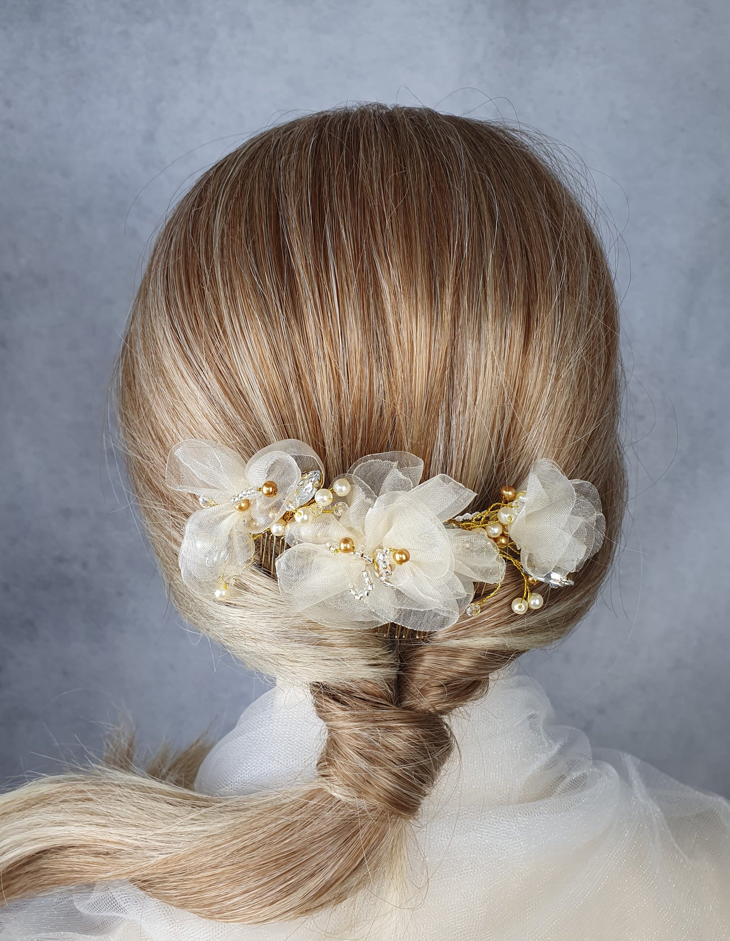 Handgemaakte bruidskam met parels, druppelstenen en organza zijde bloemen - haaraccessoire voor bruiloften, goudkleurige metalen Kam