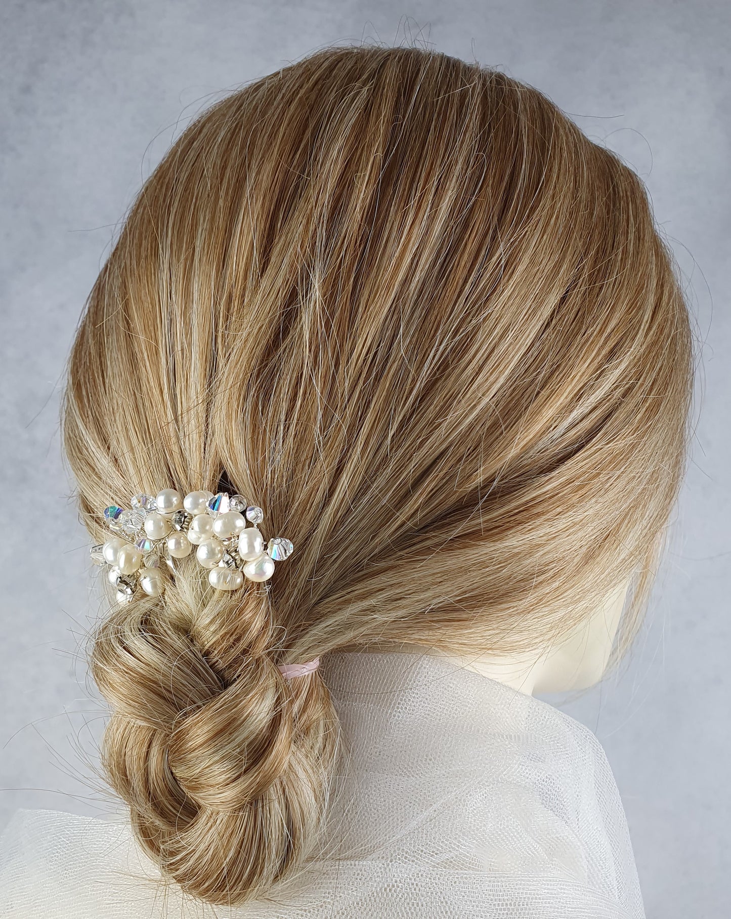 Handmade bridal hair comb with white freshwater pearls, Elegant and unique for special occasions, hair accessories