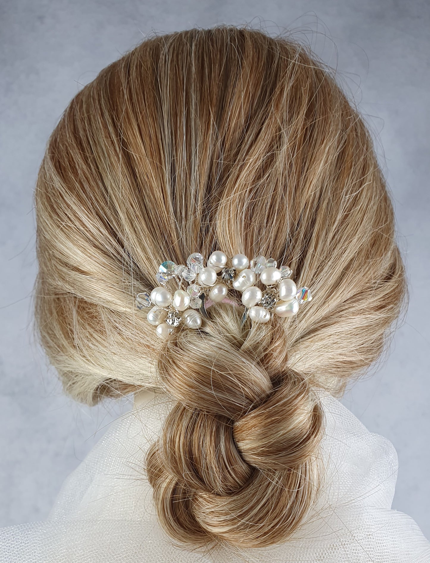 Handmade bridal hair comb with white freshwater pearls, Elegant and unique for special occasions, hair accessories